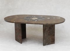 Table basse en marbre fossile d'ammonite et d'orthocère du milieu du siècle dernier C1970s France