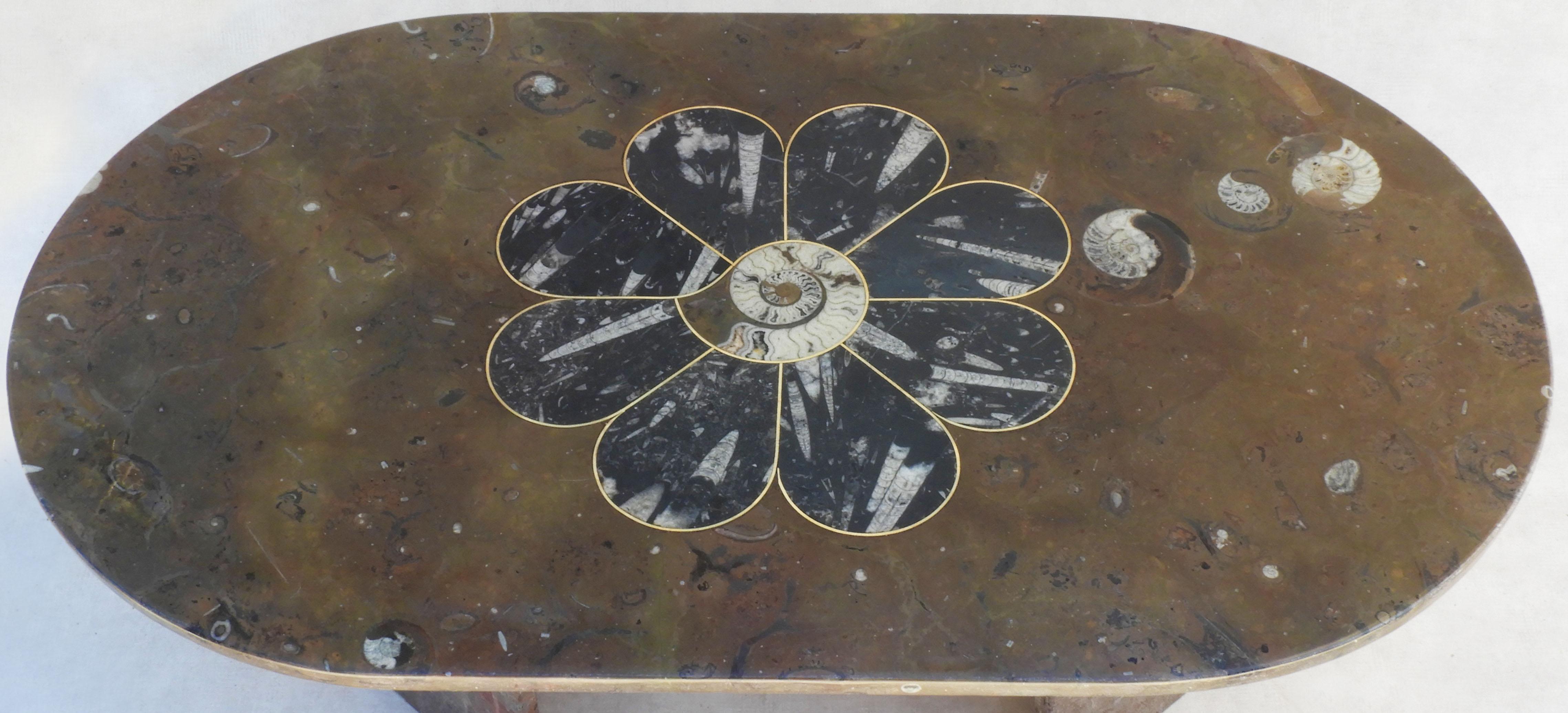 20ième siècle Table basse en marbre fossile d'ammonite et d'orthocère du milieu du siècle dernier C1970s France en vente