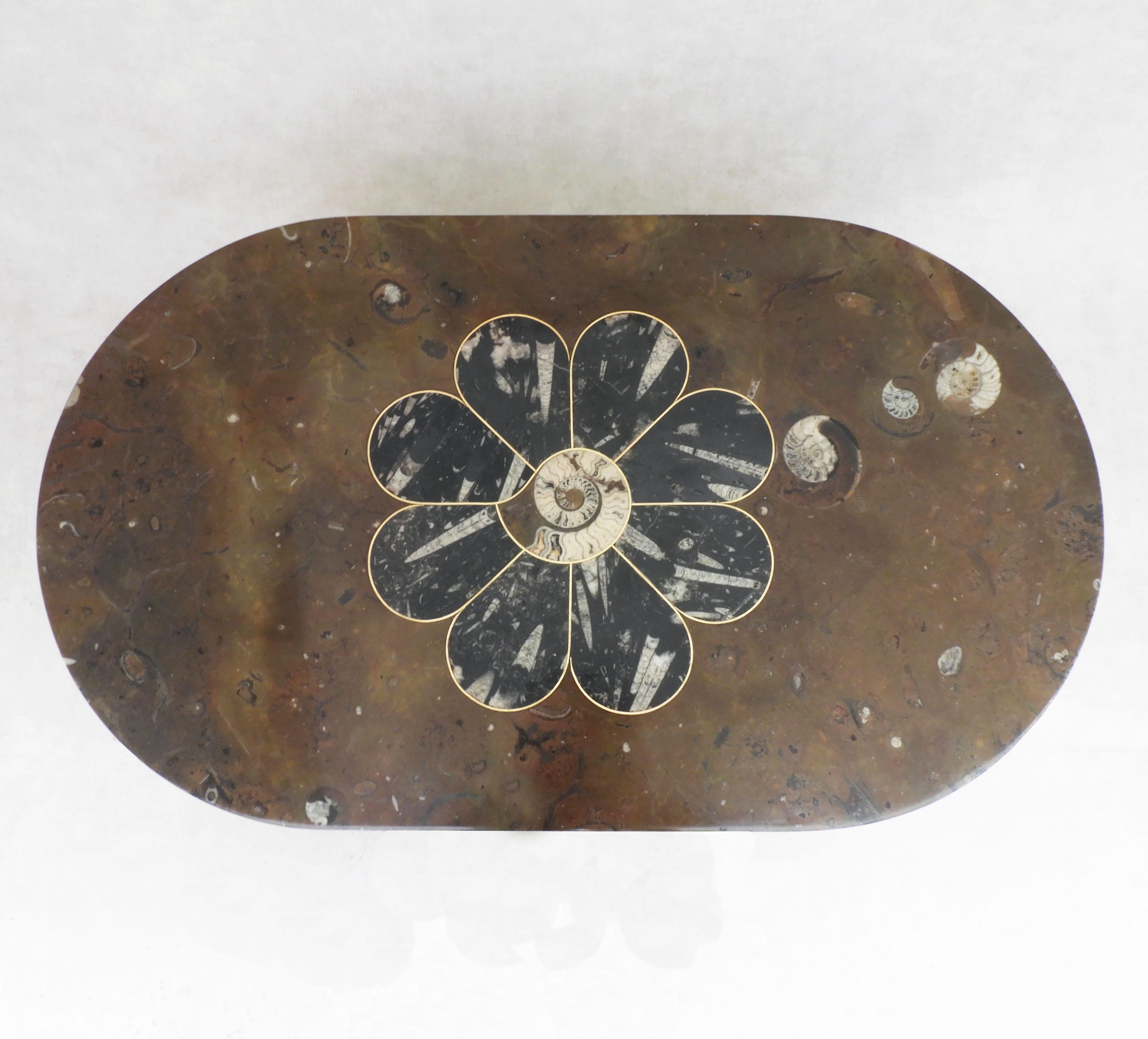 Table basse en marbre fossile d'ammonite et d'orthocère du milieu du siècle dernier C1970s France en vente 4