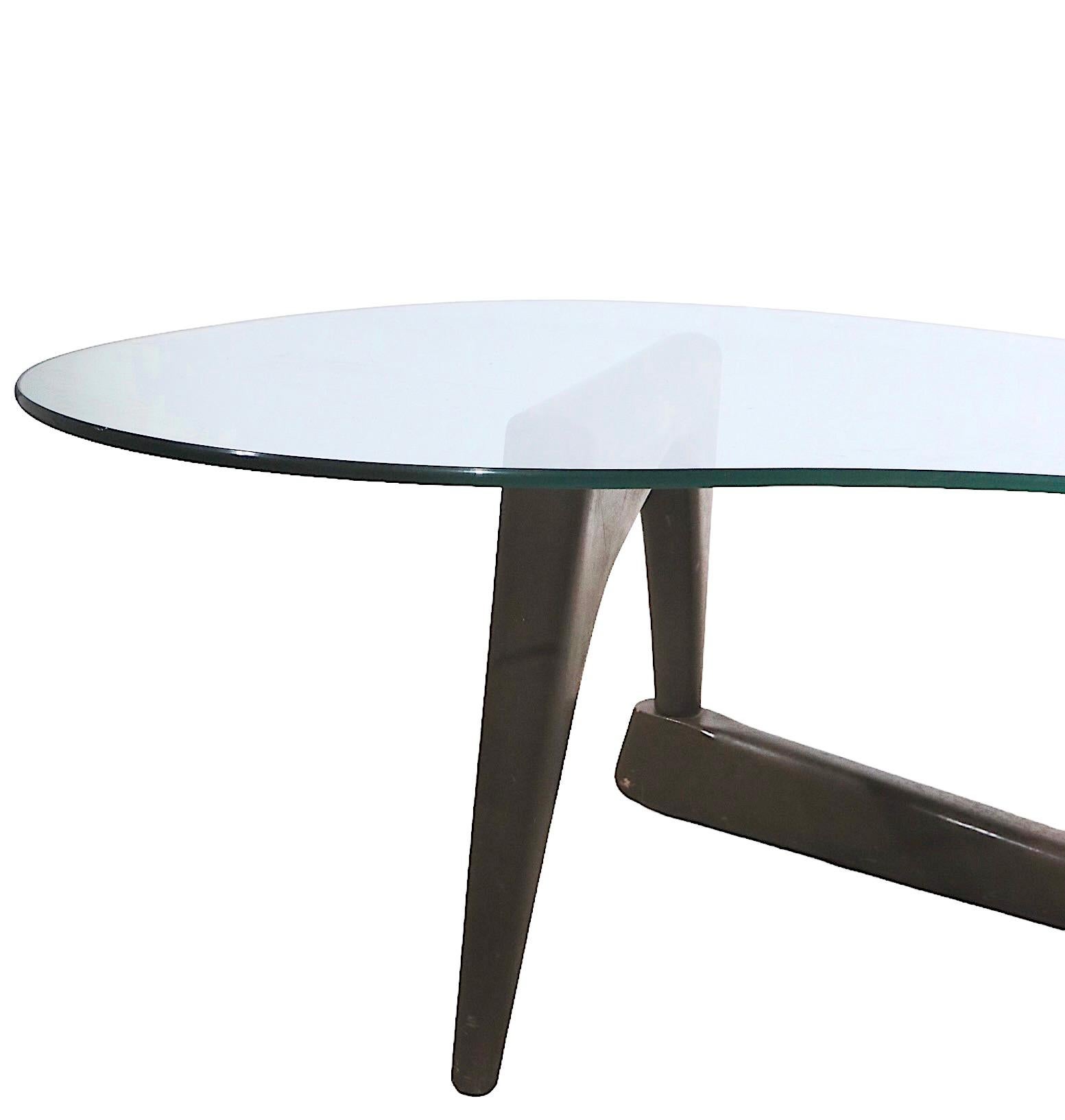 Table basse Amoeba du milieu du siècle dernier de forme libre avec plateau en verre et base en bois sculpté en vente 4