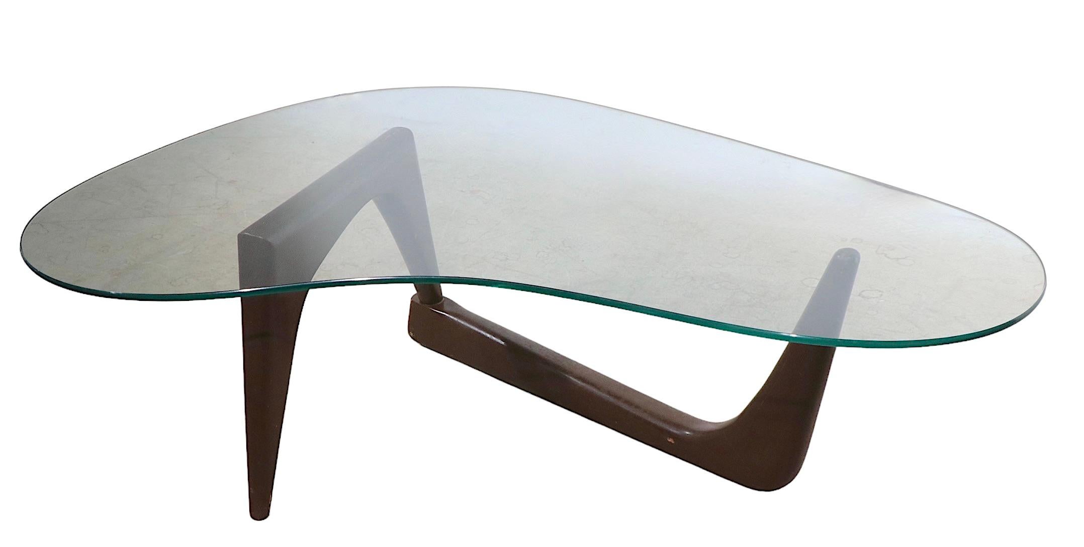 Table basse Amoeba du milieu du siècle dernier de forme libre avec plateau en verre et base en bois sculpté en vente 7