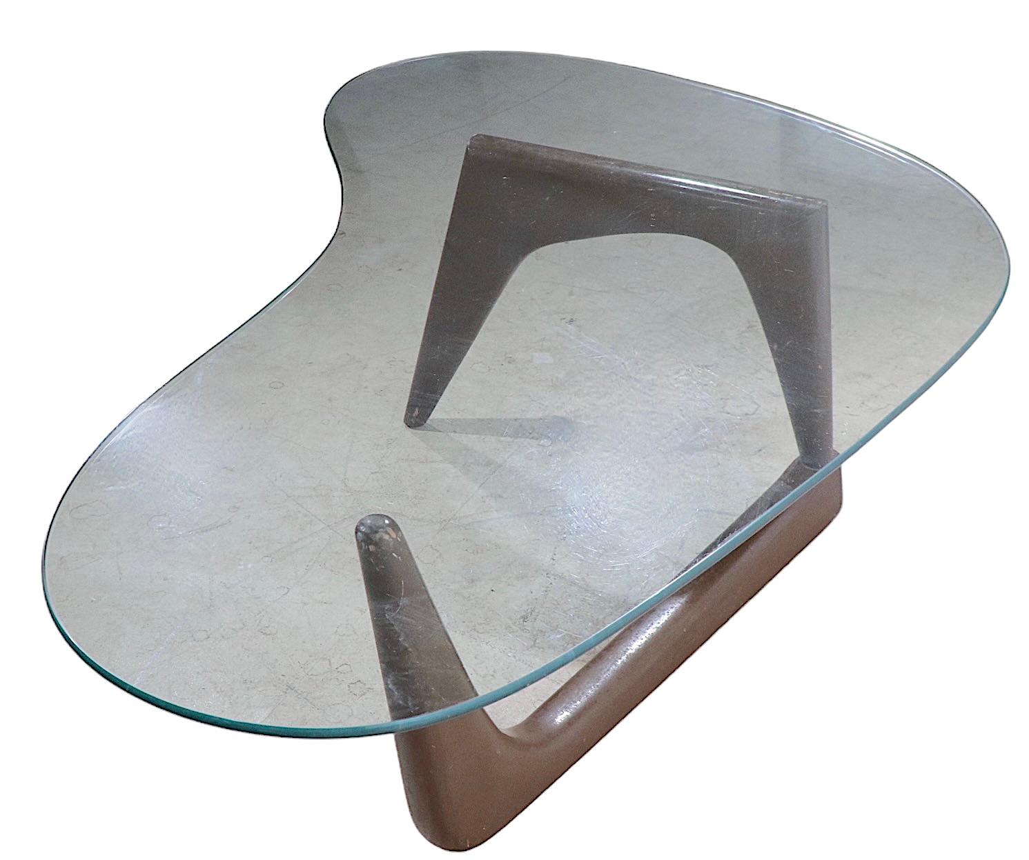 Mid-Century Modern Table basse Amoeba du milieu du siècle dernier de forme libre avec plateau en verre et base en bois sculpté en vente