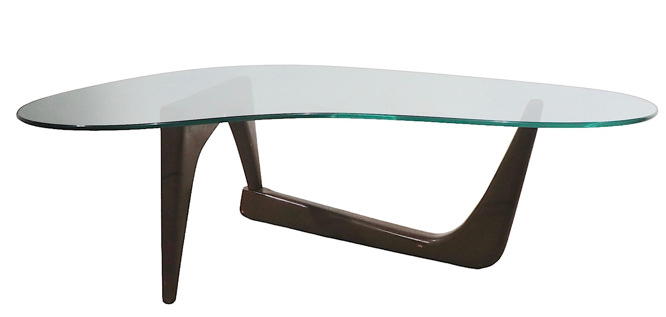 Américain Table basse Amoeba du milieu du siècle dernier de forme libre avec plateau en verre et base en bois sculpté en vente