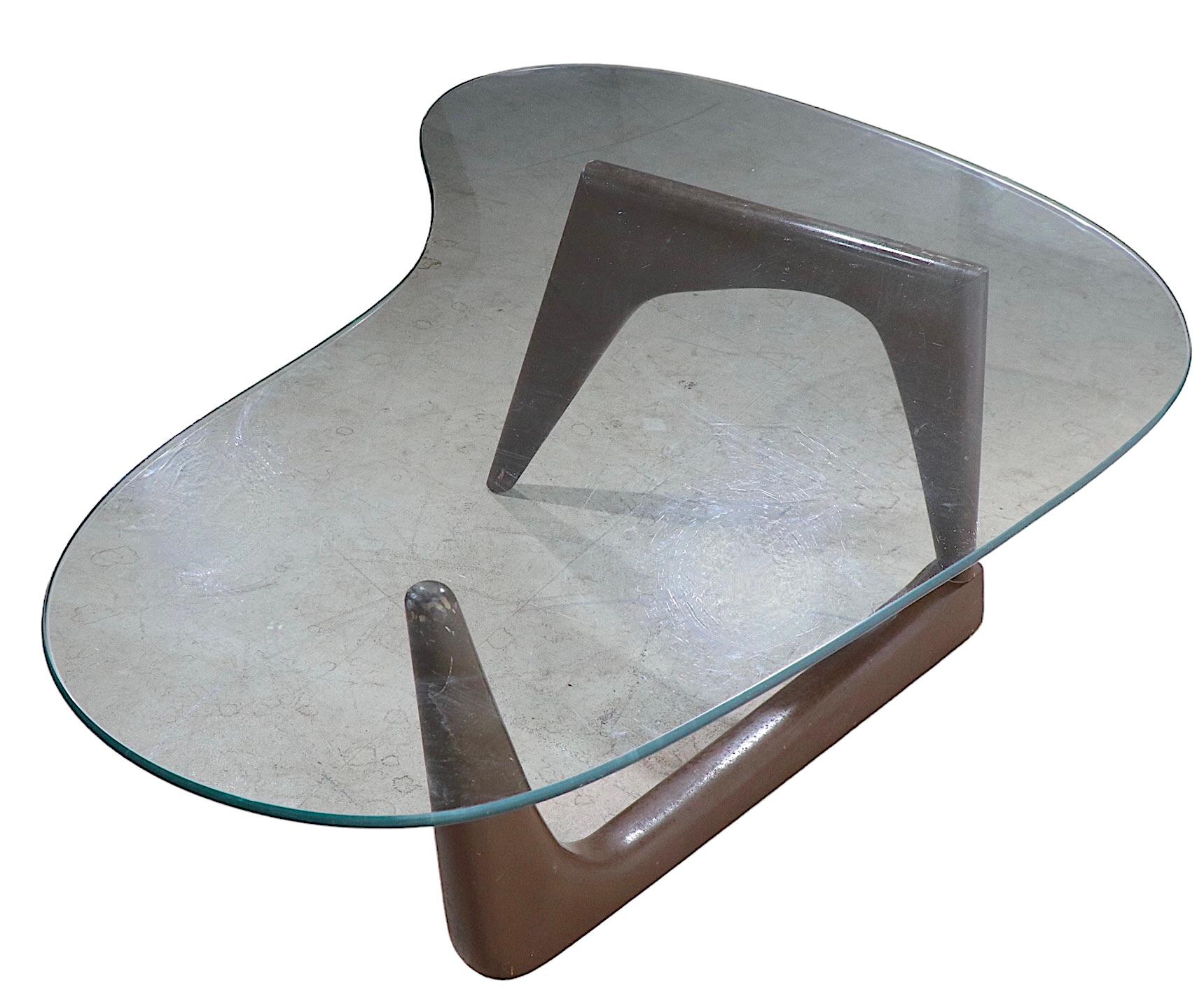 Table basse Amoeba du milieu du siècle dernier de forme libre avec plateau en verre et base en bois sculpté Bon état - En vente à New York, NY