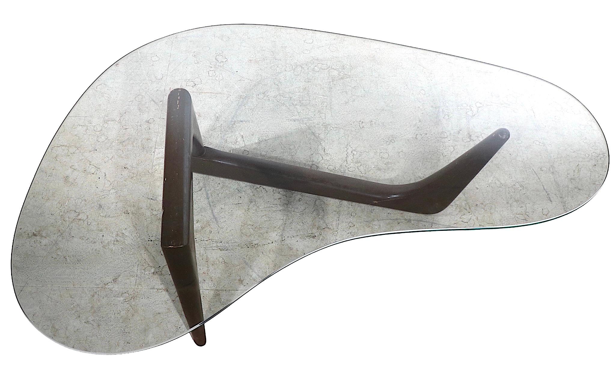Verre Table basse Amoeba du milieu du siècle dernier de forme libre avec plateau en verre et base en bois sculpté en vente