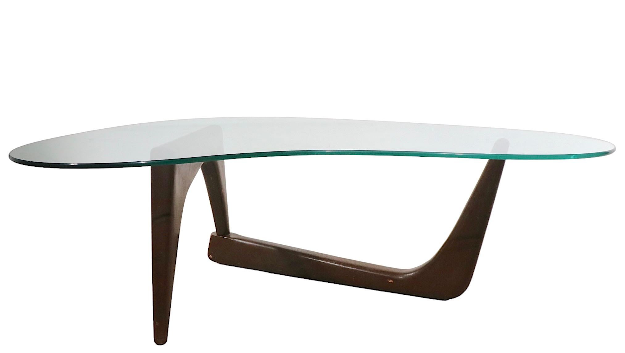 Table basse Amoeba du milieu du siècle dernier de forme libre avec plateau en verre et base en bois sculpté en vente 1
