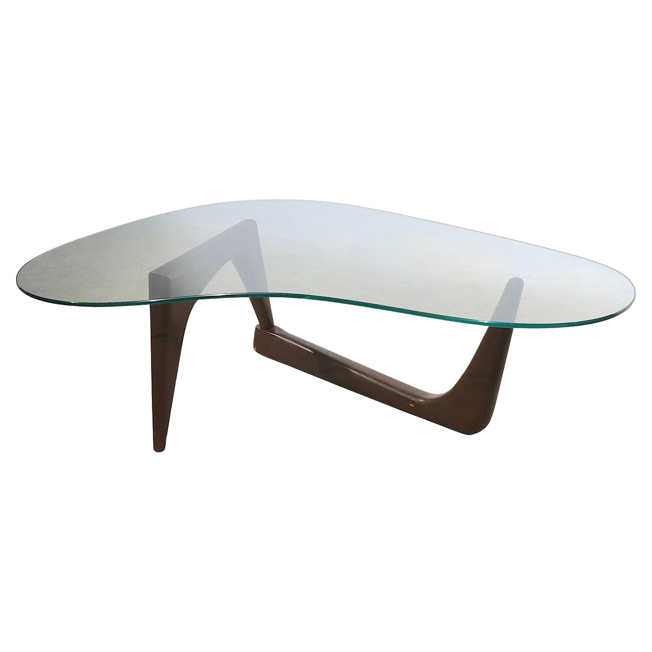 Table basse Amoeba du milieu du siècle dernier de forme libre avec plateau en verre et base en bois sculpté