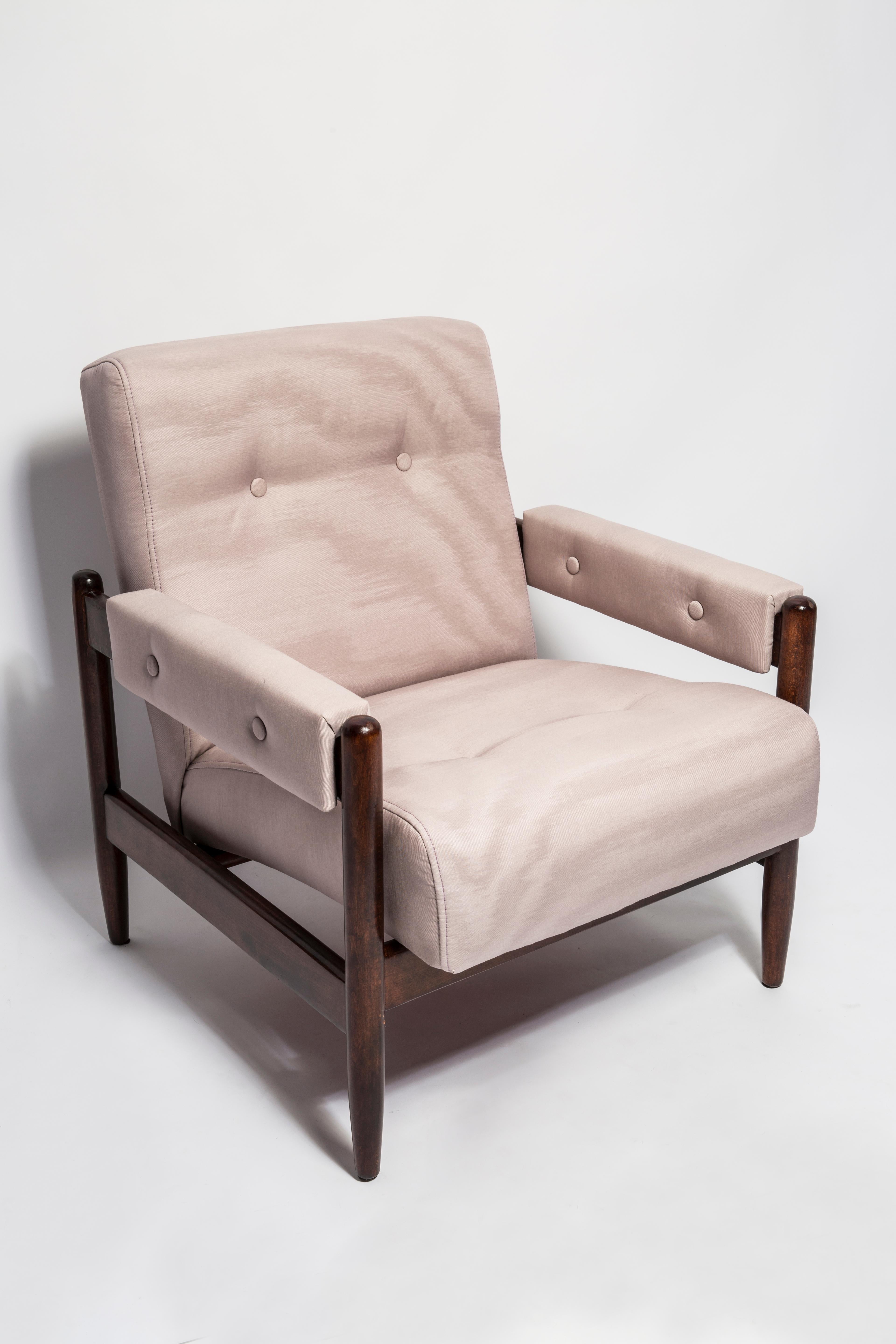 Ein wunderschöner Sessel, der in den 1960er Jahren in Polen hergestellt wurde. Stabiles Design der Möbel und ein bequemer Sitz. Möbel nach vollständiger Renovierung der Polsterung, aufgefrischte Holzarbeiten. Das Ganze ist mit hochwertigem, angenehm