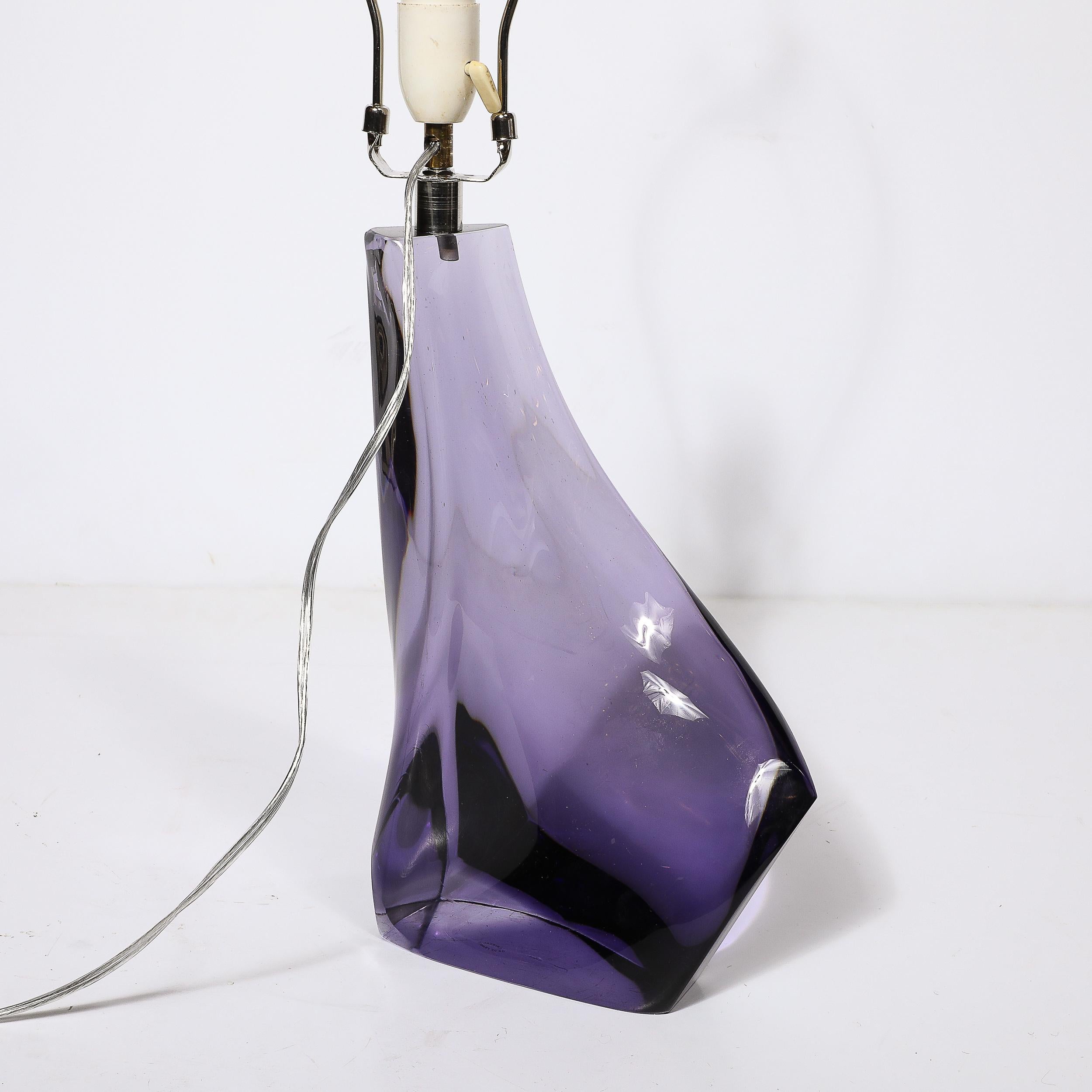 Lampe de table en cristal amorphe du milieu du siècle dernier en améthyste fumée avec cachet du fabricant en vente 3
