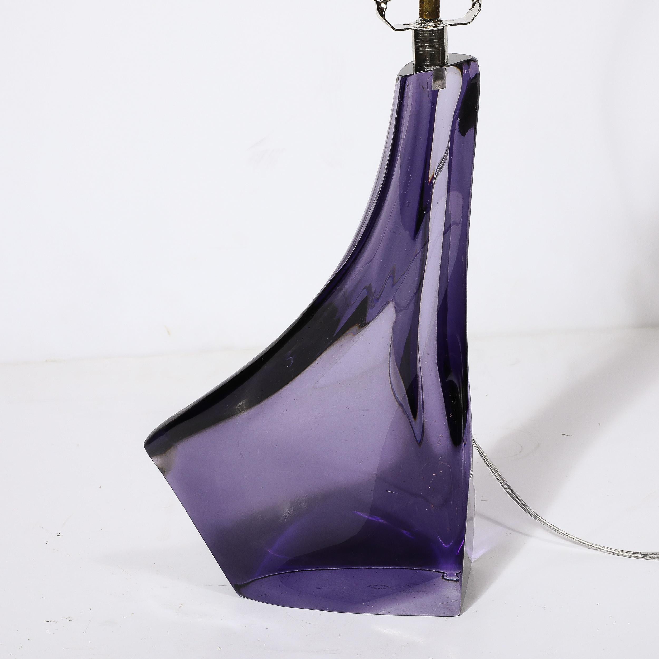 Ajoutez une touche sophistiquée à votre espace de vie avec la lampe de table en cristal amorphe de style moderniste du milieu du siècle, en améthyste fumé, qui porte le cachet du fabricant et a été fabriquée en France vers 1950. Cette pièce