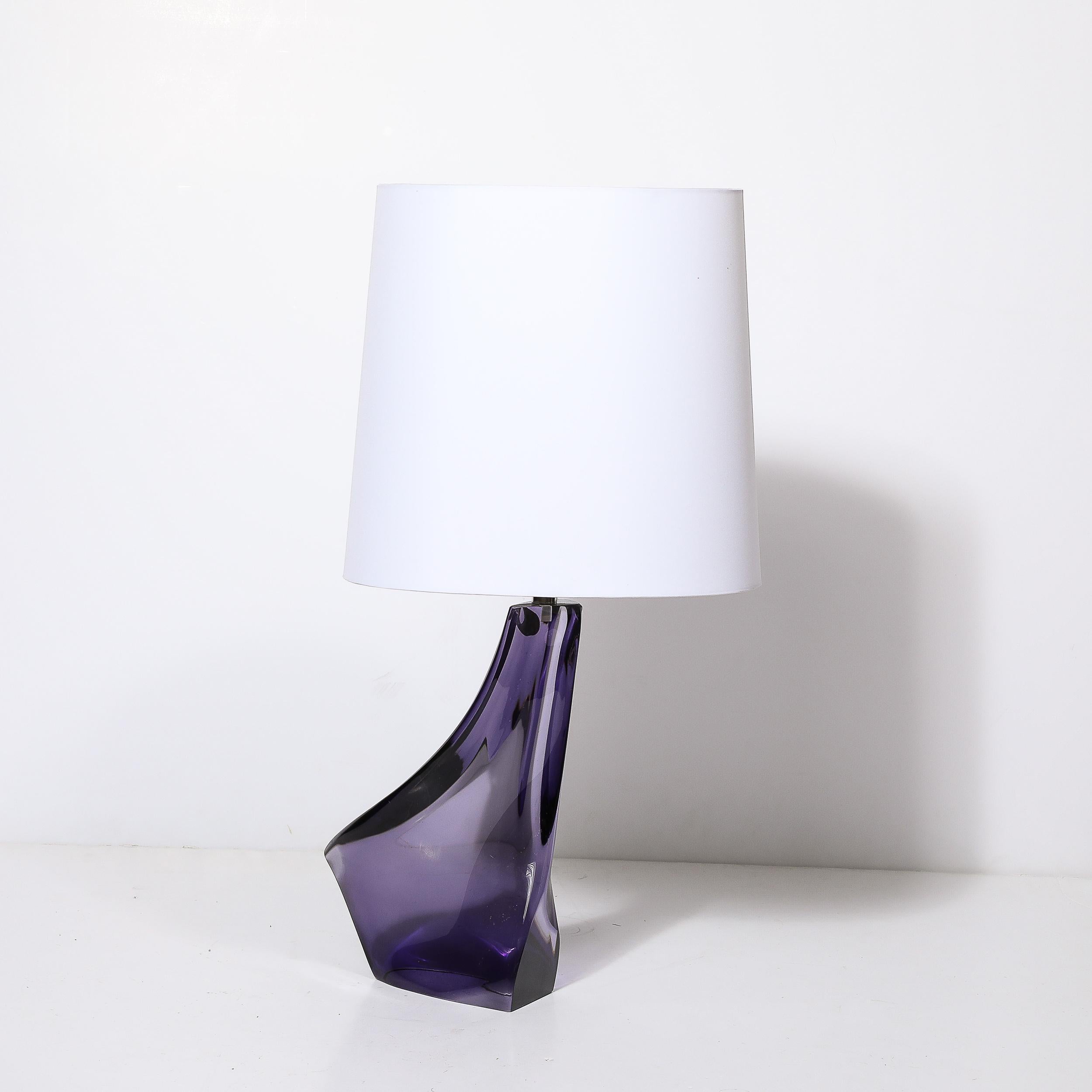 Mid-Century Modern Lampe de table en cristal amorphe du milieu du siècle dernier en améthyste fumée avec cachet du fabricant en vente