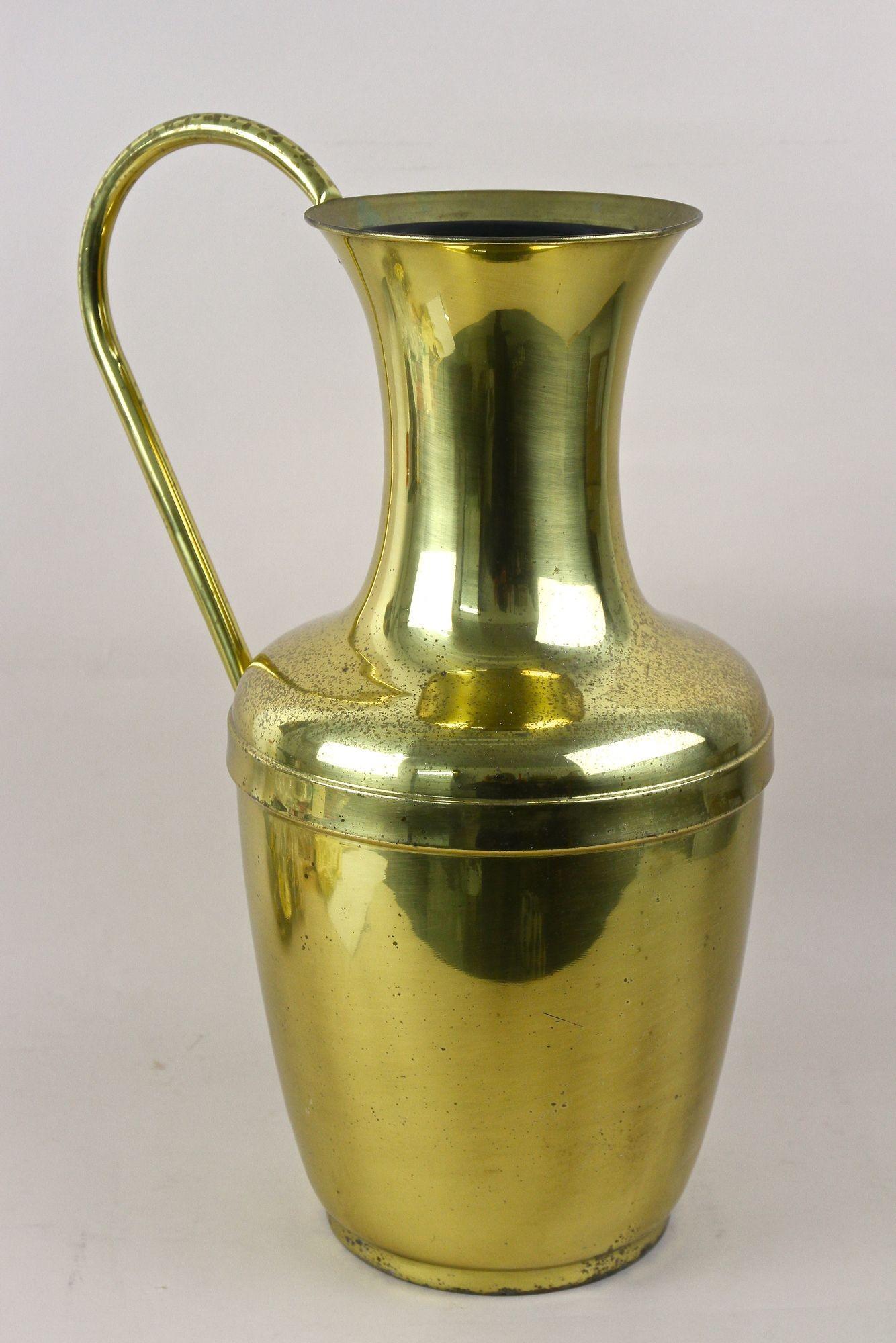 Vaso in ottone ad anfora di metà secolo con manico, vaso da terra, Austria circa 1940/50 in vendita 2