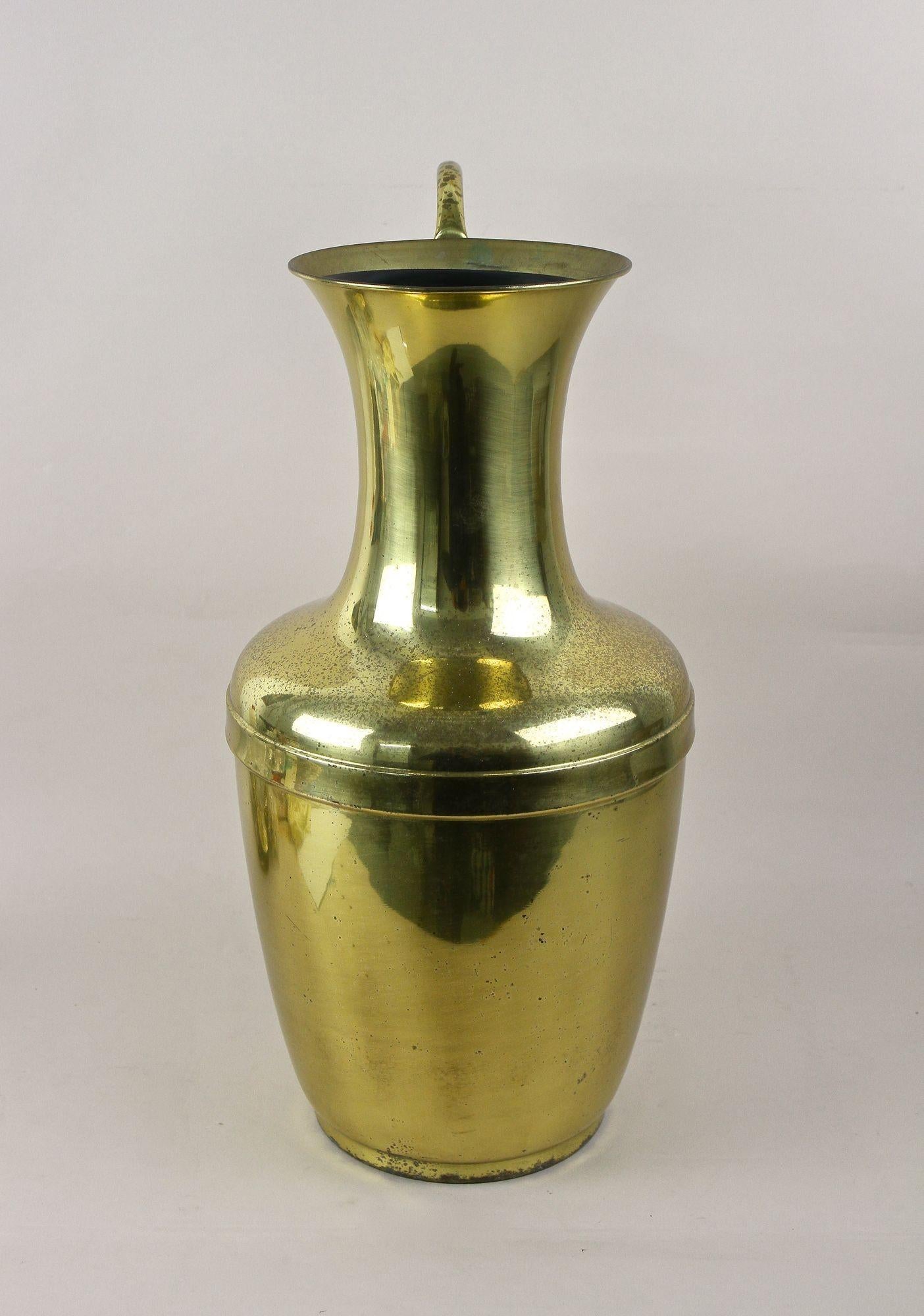 Vaso in ottone ad anfora di metà secolo con manico, vaso da terra, Austria circa 1940/50 in vendita 3