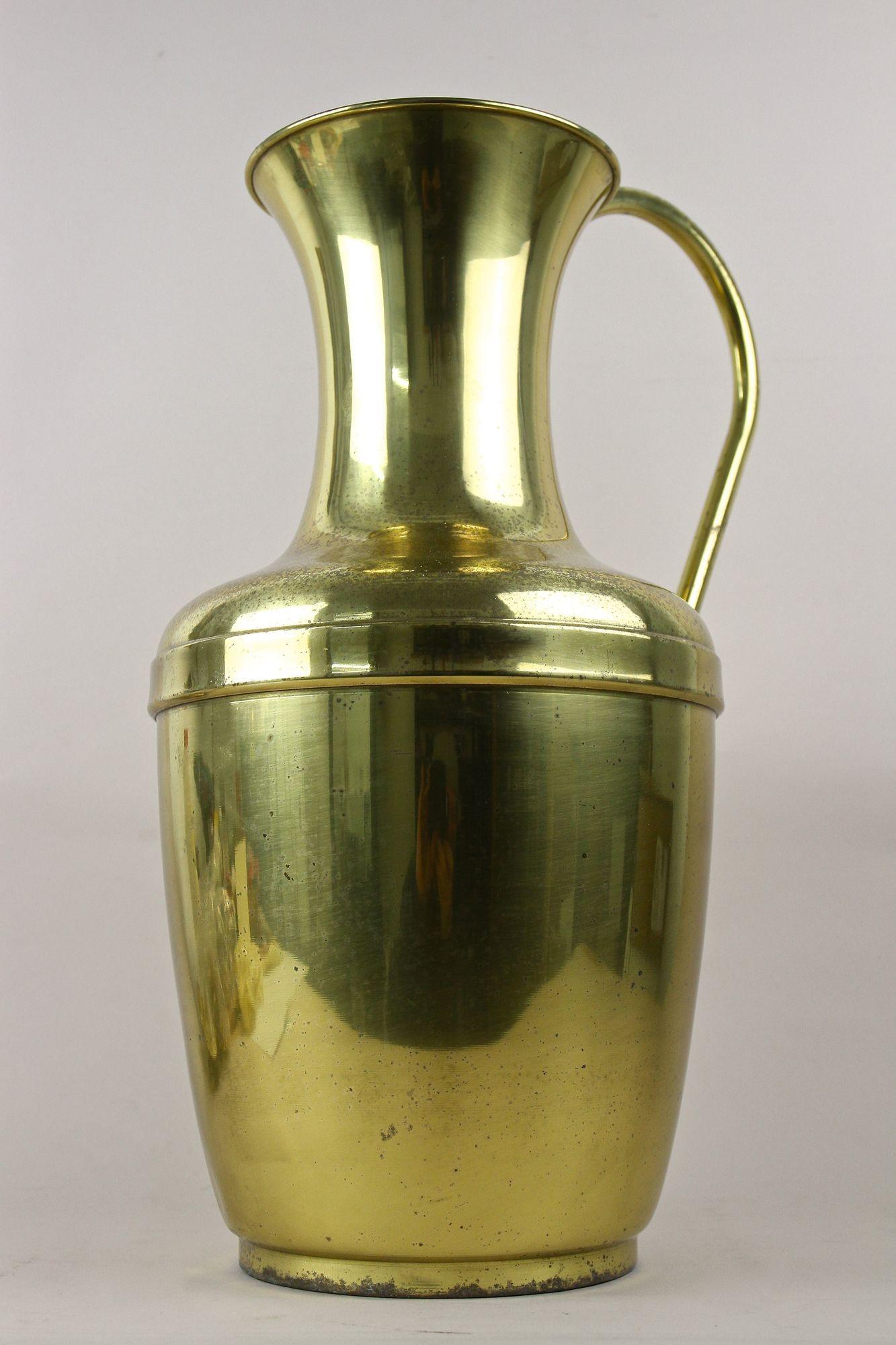 Vaso in ottone ad anfora di metà secolo con manico, vaso da terra, Austria circa 1940/50 in vendita 4