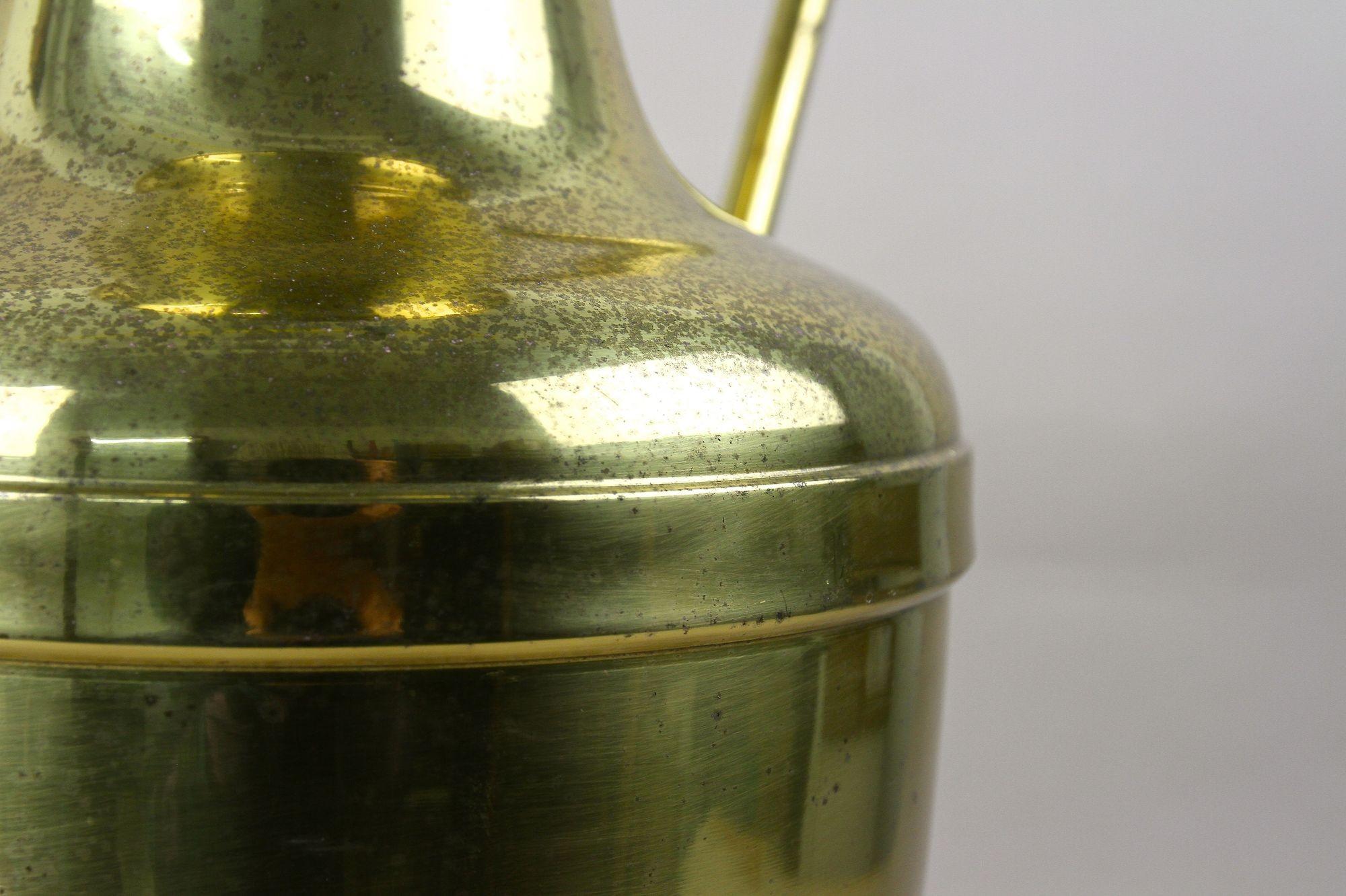 Vaso in ottone ad anfora di metà secolo con manico, vaso da terra, Austria circa 1940/50 in vendita 5