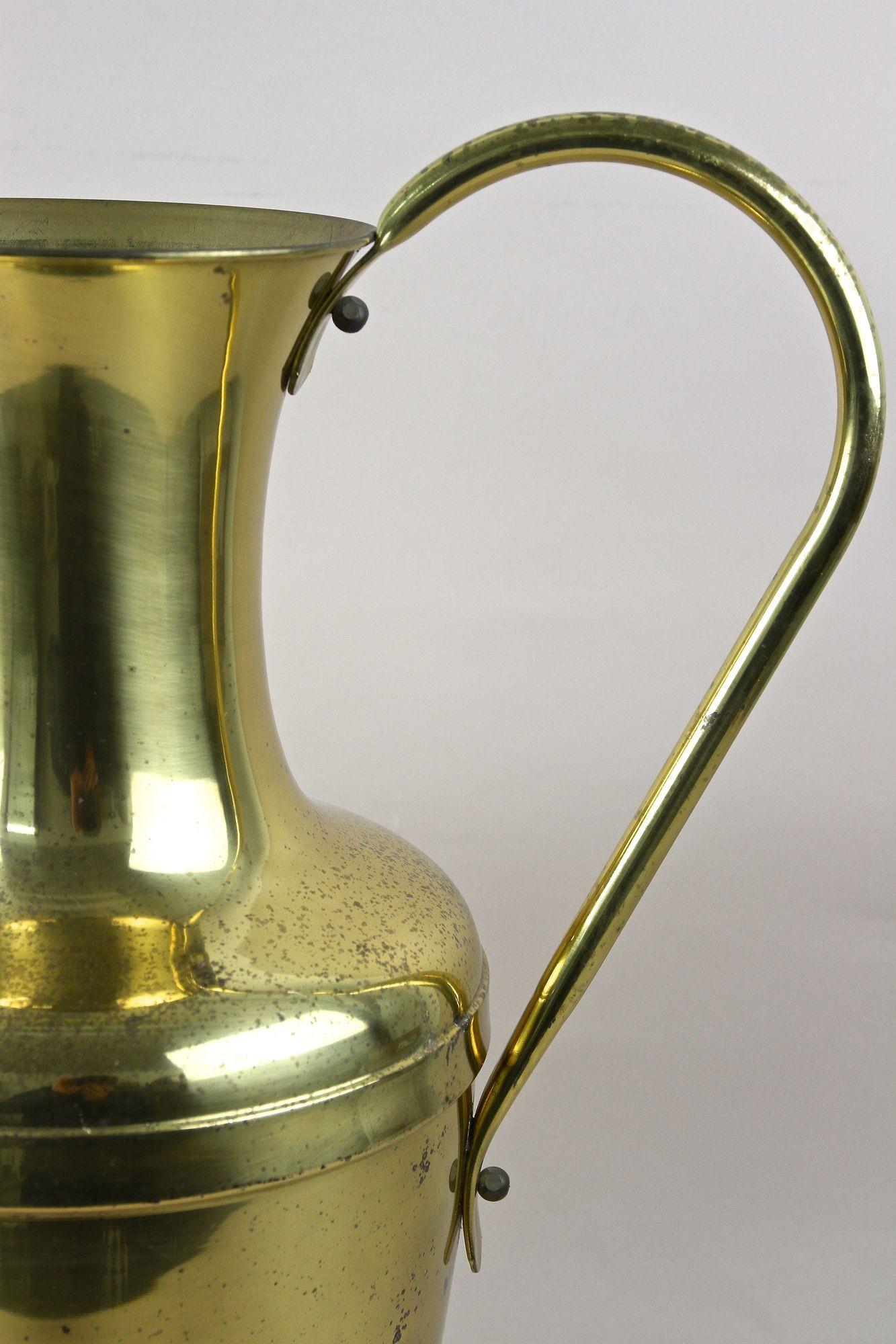 Vaso in ottone ad anfora di metà secolo con manico, vaso da terra, Austria circa 1940/50 in vendita 6