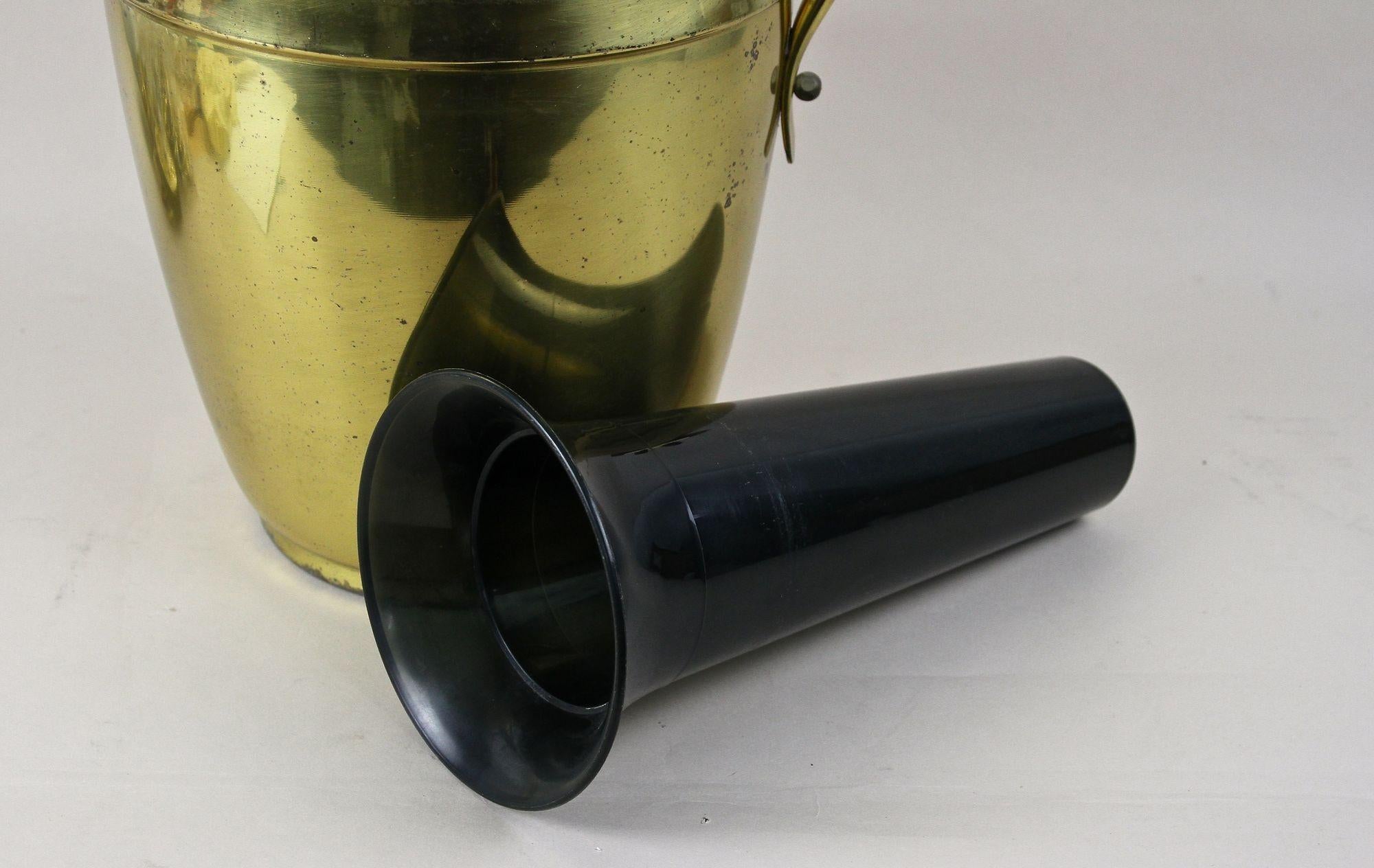 Vaso in ottone ad anfora di metà secolo con manico, vaso da terra, Austria circa 1940/50 in vendita 7