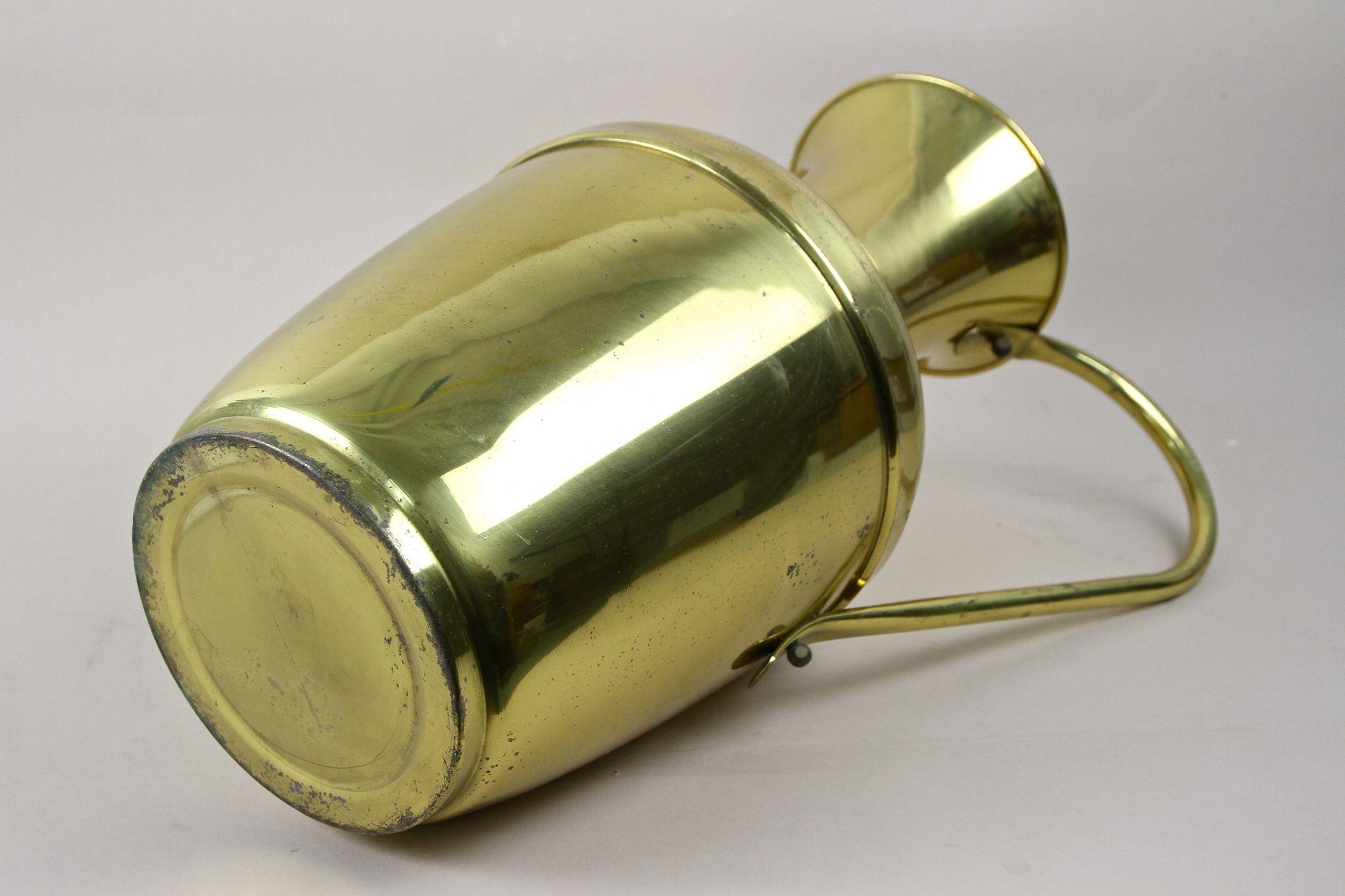 Vaso in ottone ad anfora di metà secolo con manico, vaso da terra, Austria circa 1940/50 in vendita 8