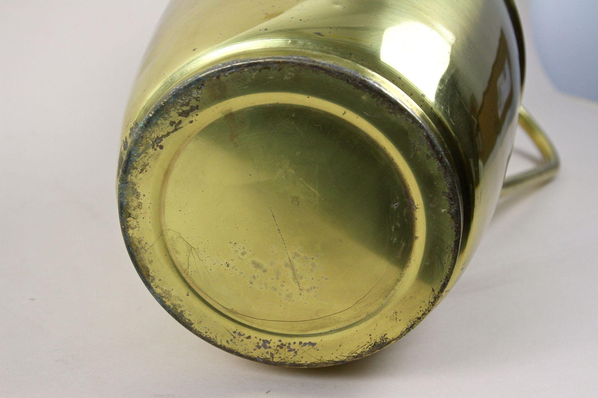 Vaso in ottone ad anfora di metà secolo con manico, vaso da terra, Austria circa 1940/50 in vendita 9