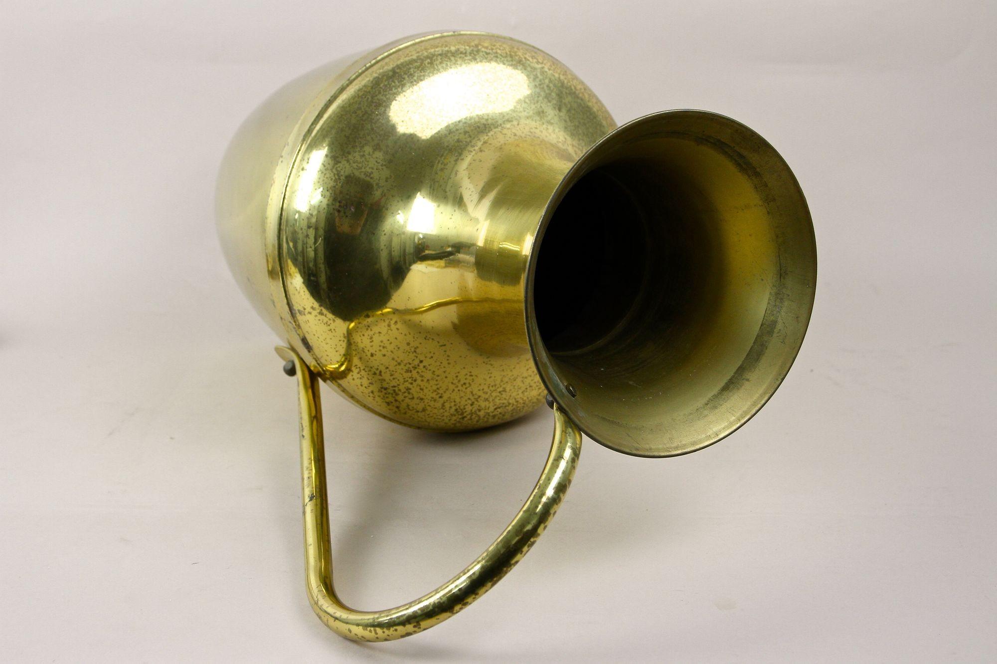 Vaso in ottone ad anfora di metà secolo con manico, vaso da terra, Austria circa 1940/50 in vendita 10