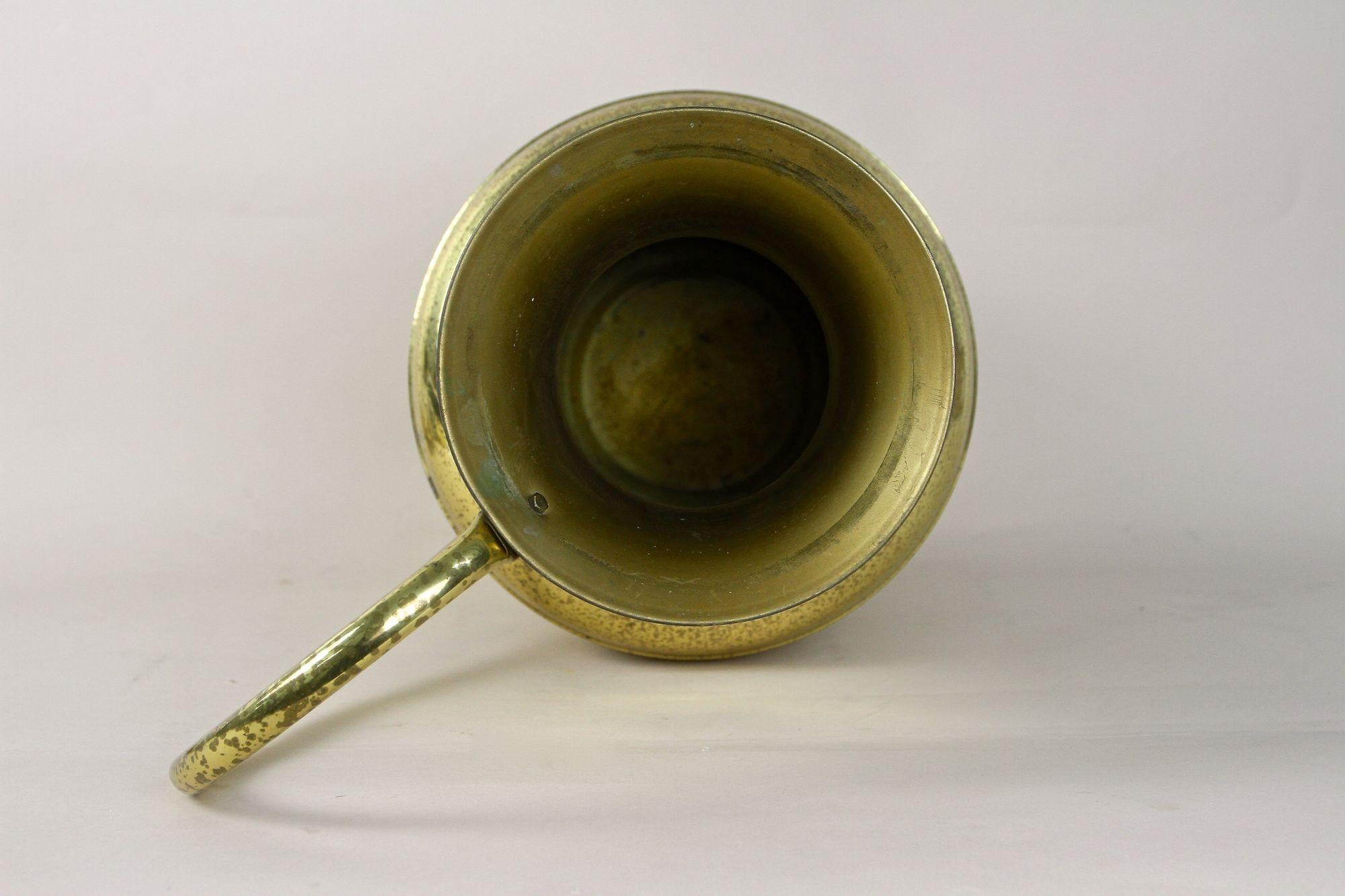 Vaso in ottone ad anfora di metà secolo con manico, vaso da terra, Austria circa 1940/50 in vendita 11