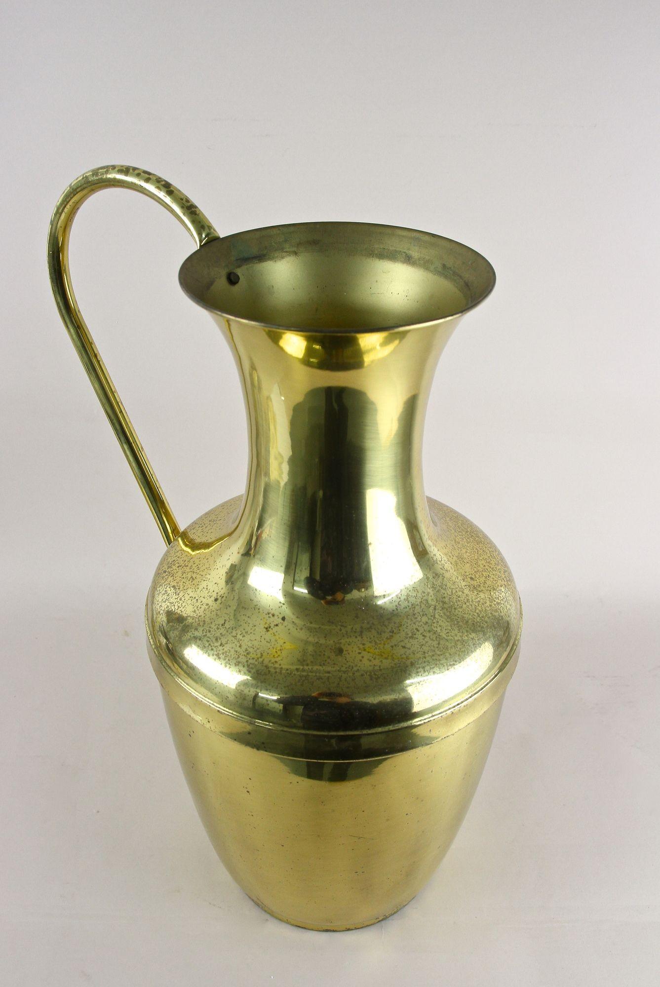 Vaso in ottone ad anfora di metà secolo con manico, vaso da terra, Austria circa 1940/50 in vendita 12