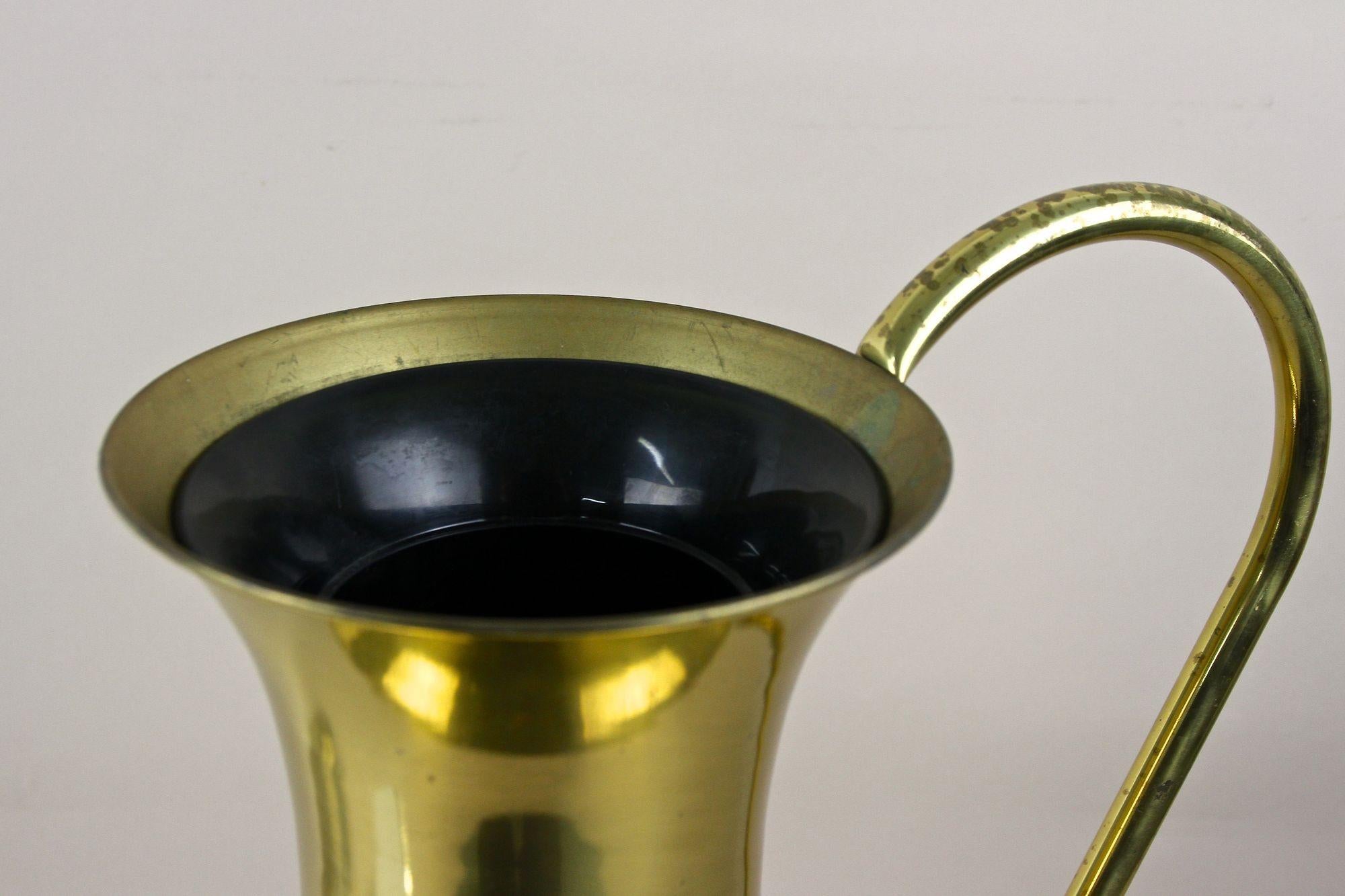 Mid-Century moderno Vaso in ottone ad anfora di metà secolo con manico, vaso da terra, Austria circa 1940/50 in vendita