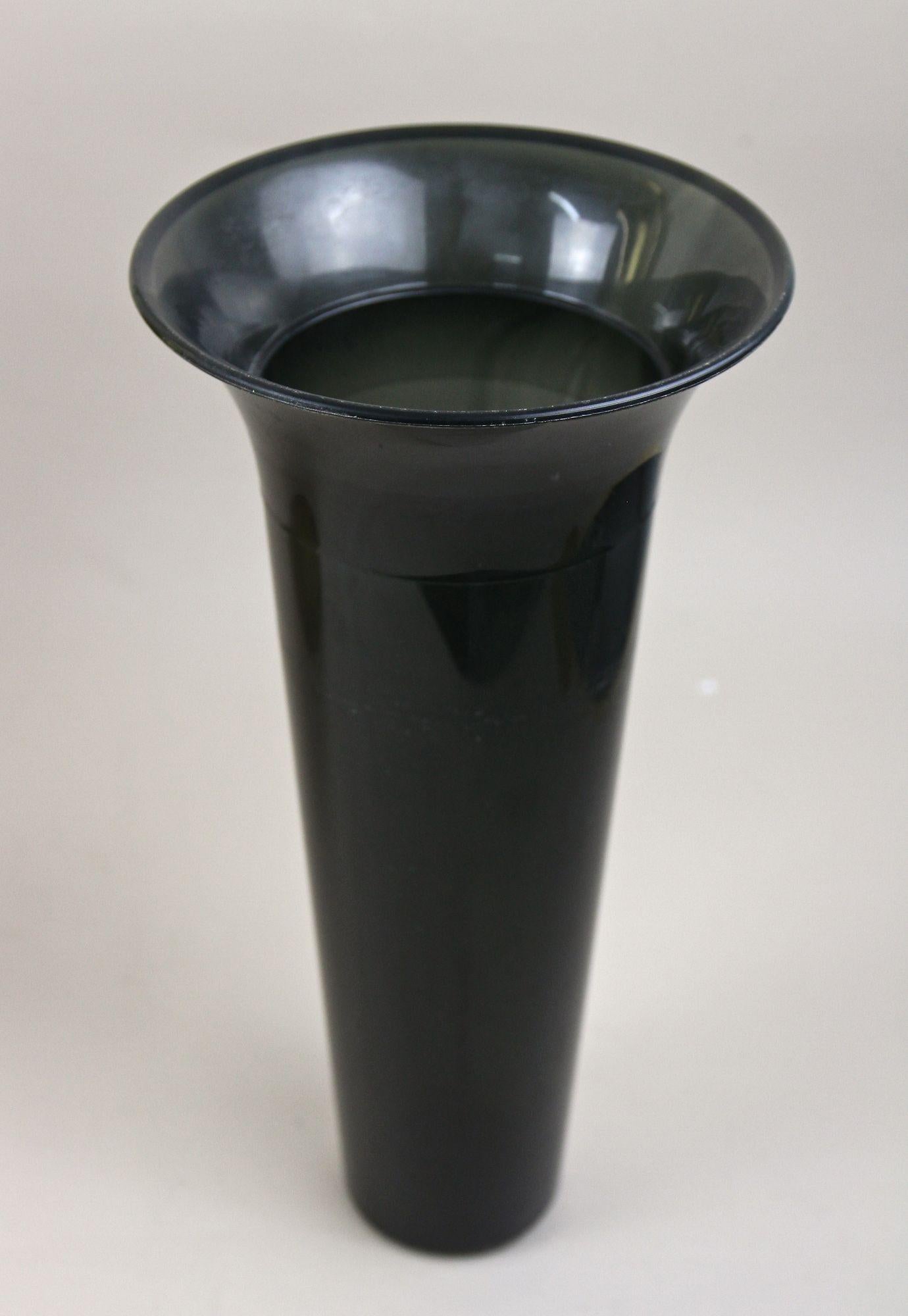 Austriaco Vaso in ottone ad anfora di metà secolo con manico, vaso da terra, Austria circa 1940/50 in vendita
