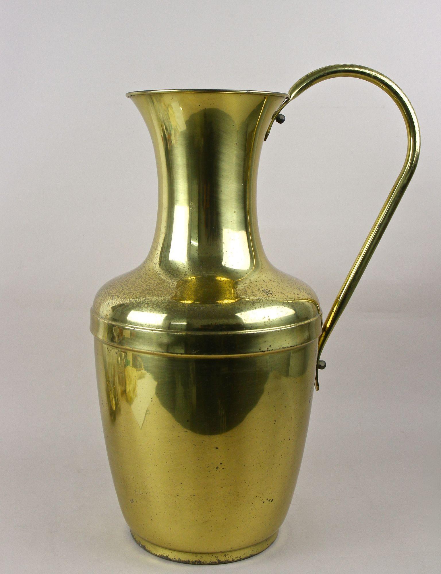 Fatto a mano Vaso in ottone ad anfora di metà secolo con manico, vaso da terra, Austria circa 1940/50 in vendita