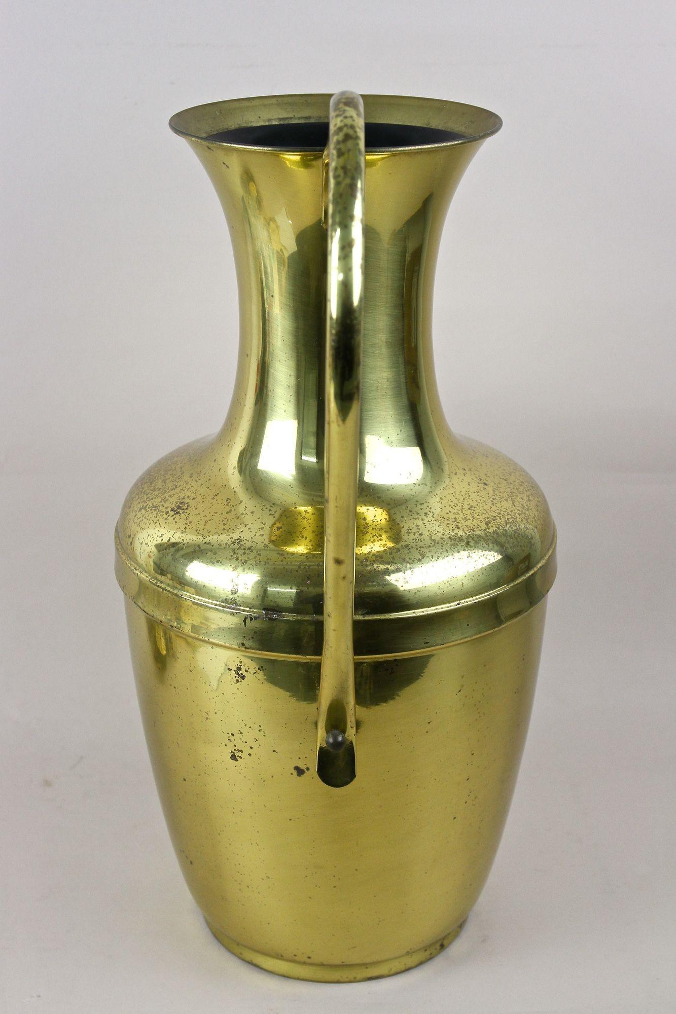 Vaso in ottone ad anfora di metà secolo con manico, vaso da terra, Austria circa 1940/50 In condizioni buone in vendita a Lichtenberg, AT