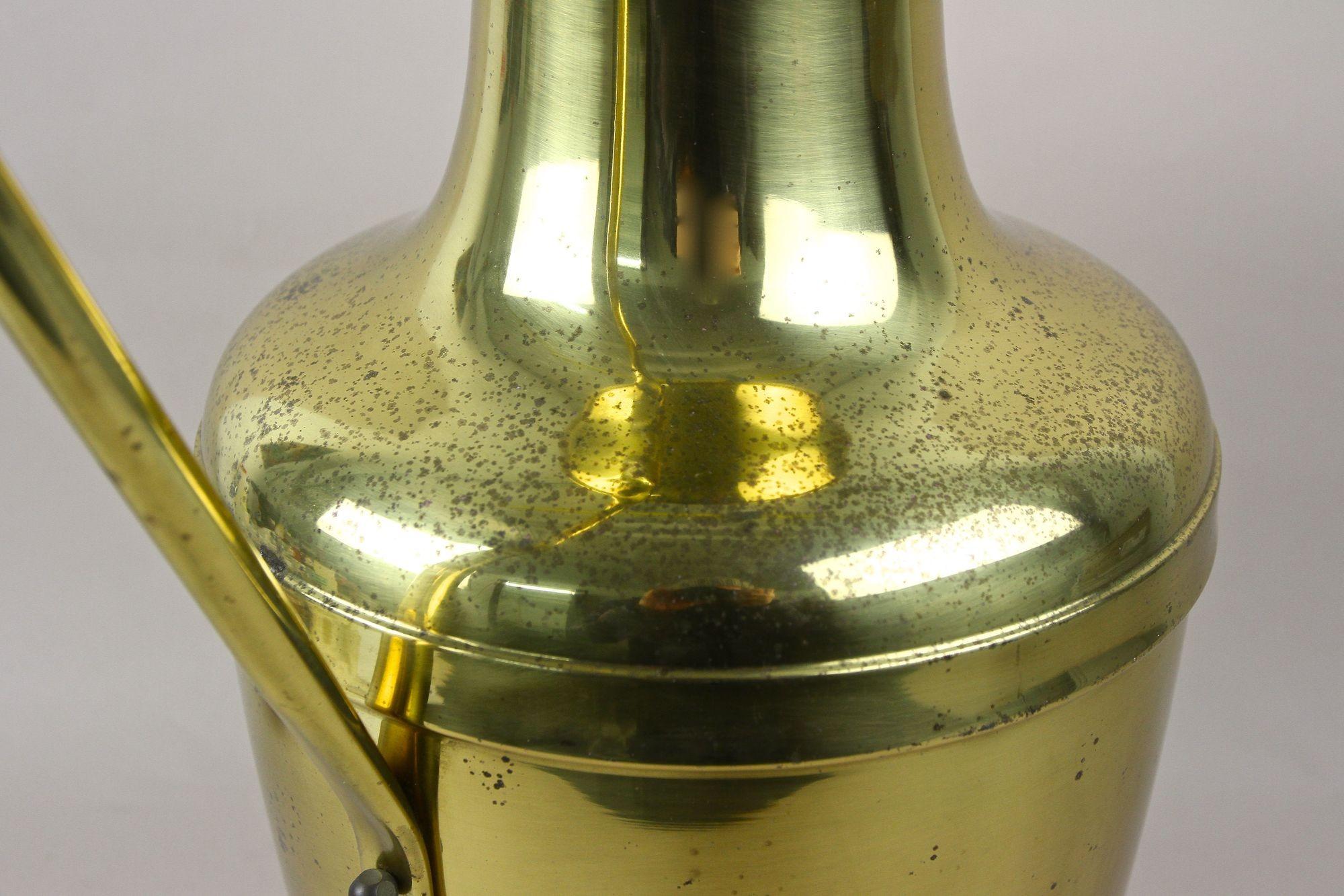 XX secolo Vaso in ottone ad anfora di metà secolo con manico, vaso da terra, Austria circa 1940/50 in vendita