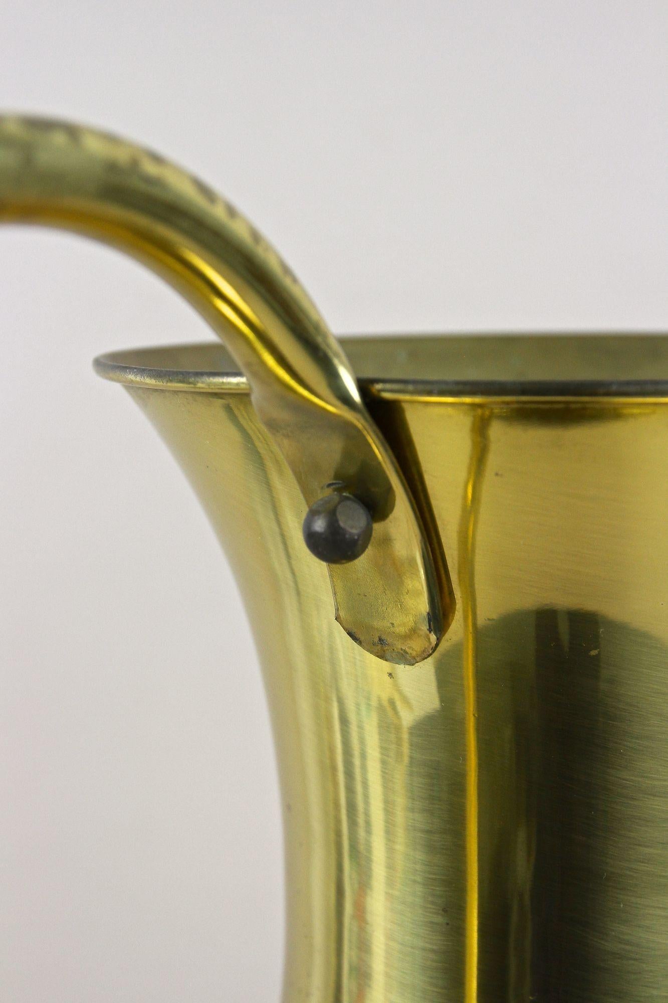 Ottone Vaso in ottone ad anfora di metà secolo con manico, vaso da terra, Austria circa 1940/50 in vendita