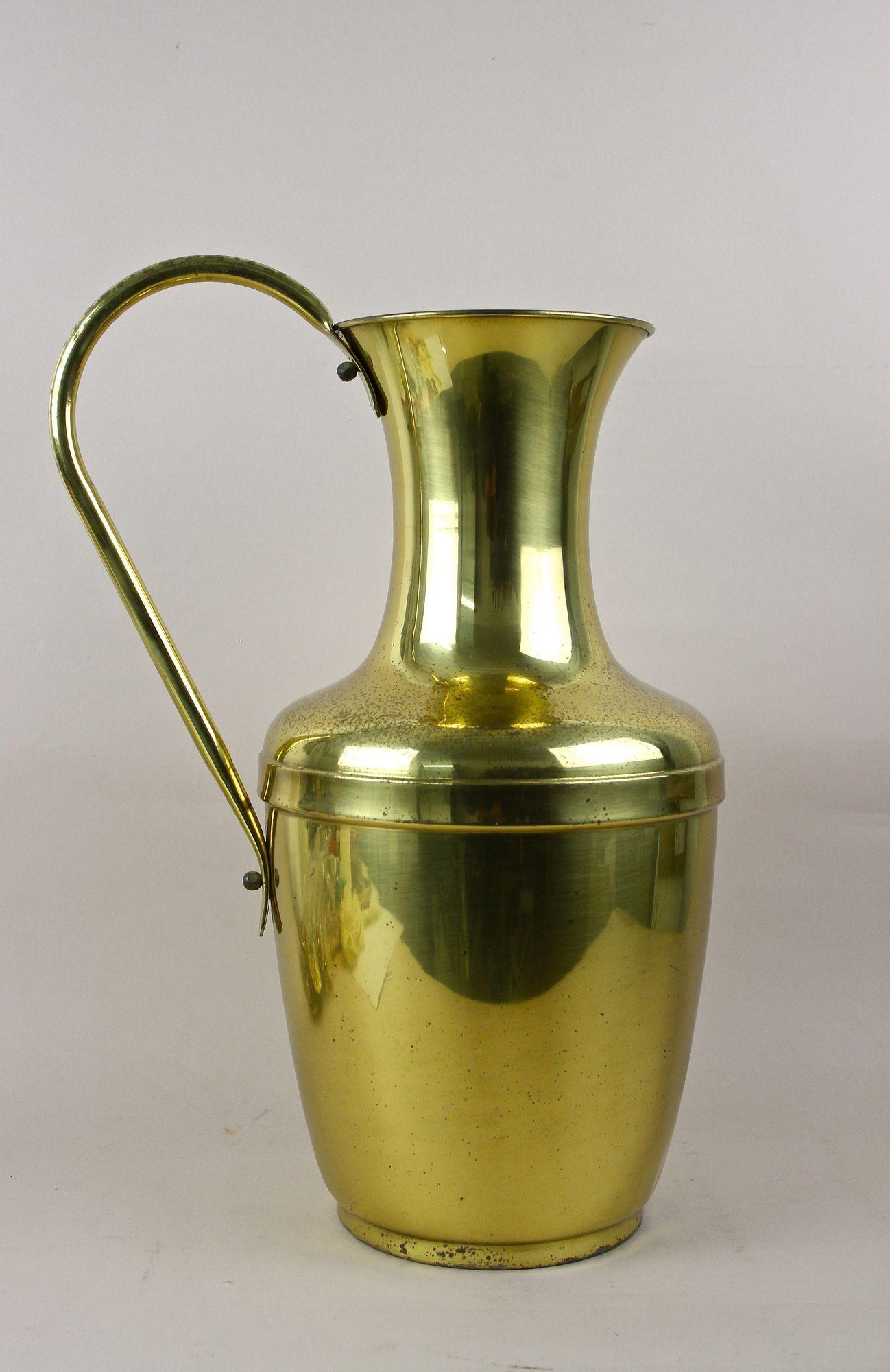 Vaso in ottone ad anfora di metà secolo con manico, vaso da terra, Austria circa 1940/50 in vendita 1