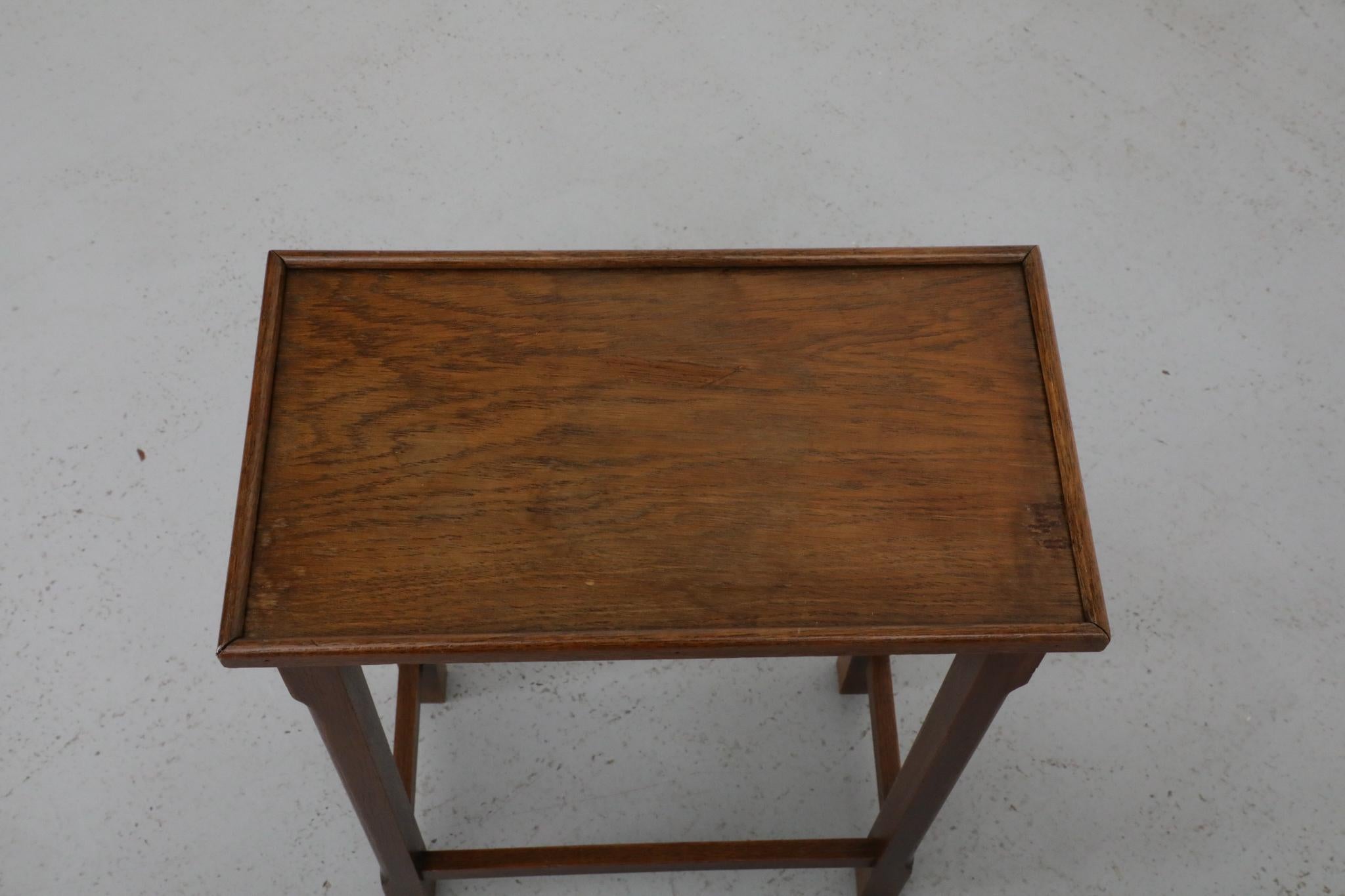 Tables d'appoint en chêne de l'école d'Amsterdam du milieu du siècle avec plateaux encastrés et pieds sculptés en vente 2