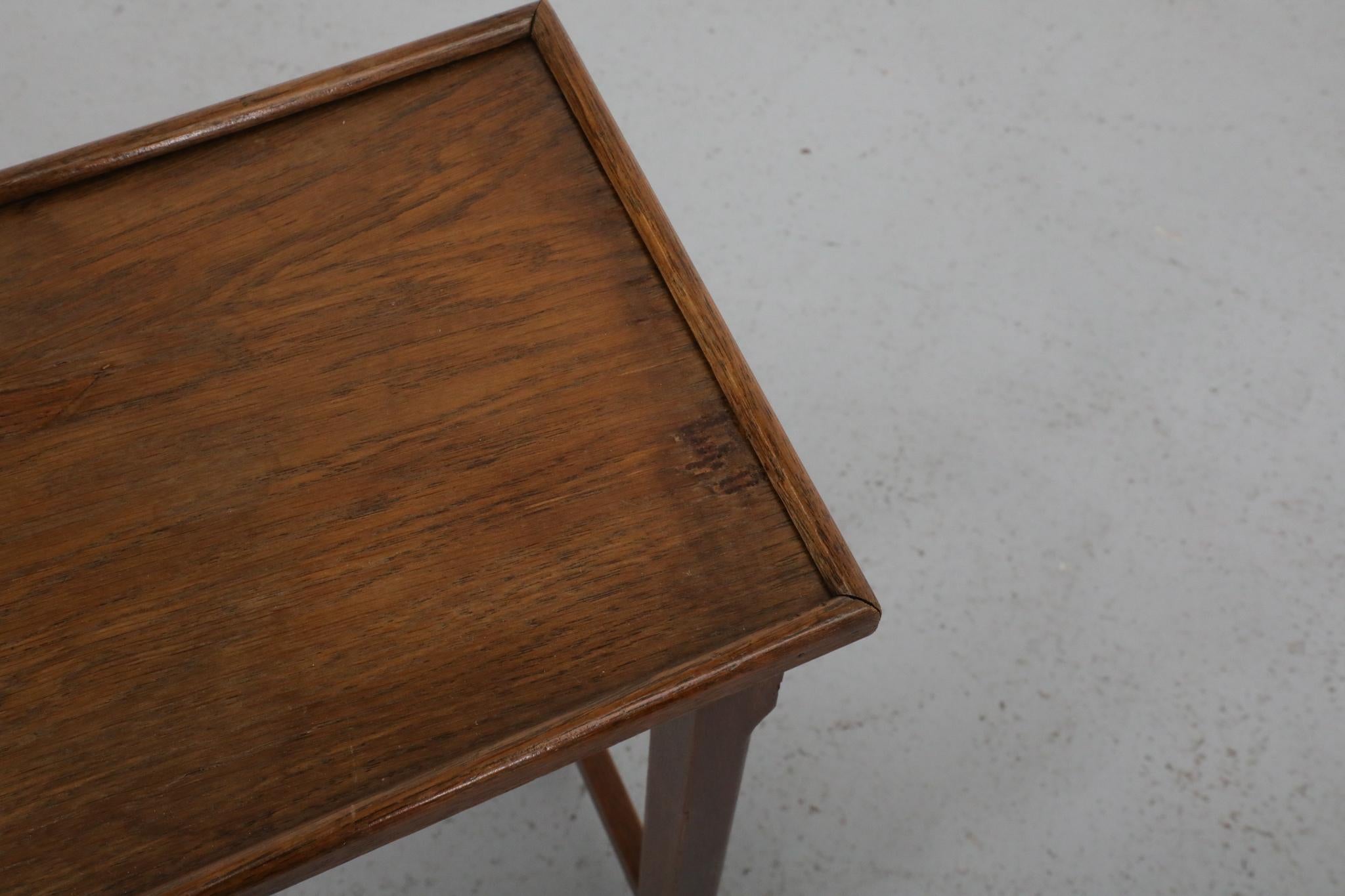Tables d'appoint en chêne de l'école d'Amsterdam du milieu du siècle avec plateaux encastrés et pieds sculptés en vente 3