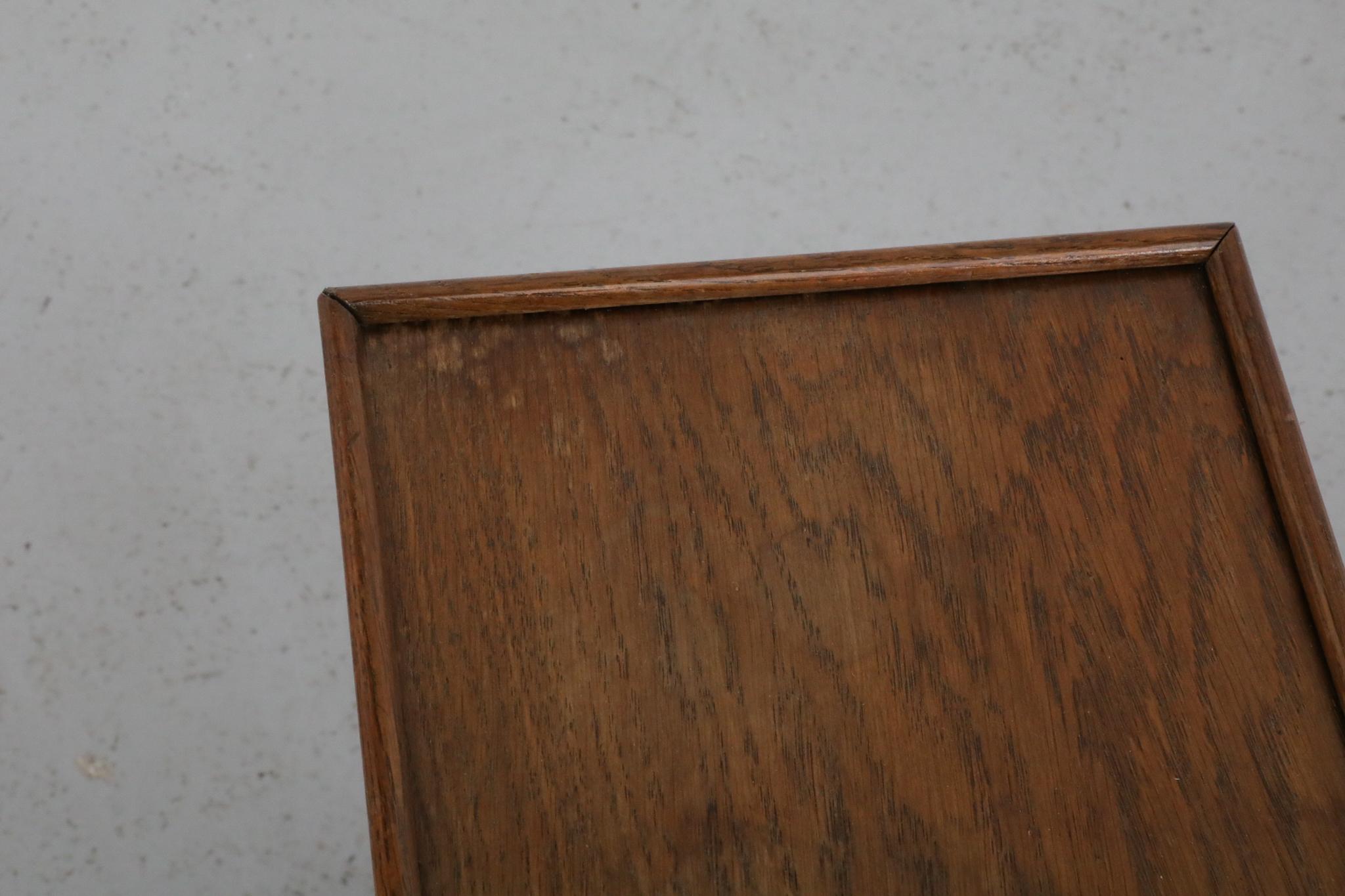 Tables d'appoint en chêne de l'école d'Amsterdam du milieu du siècle avec plateaux encastrés et pieds sculptés en vente 4