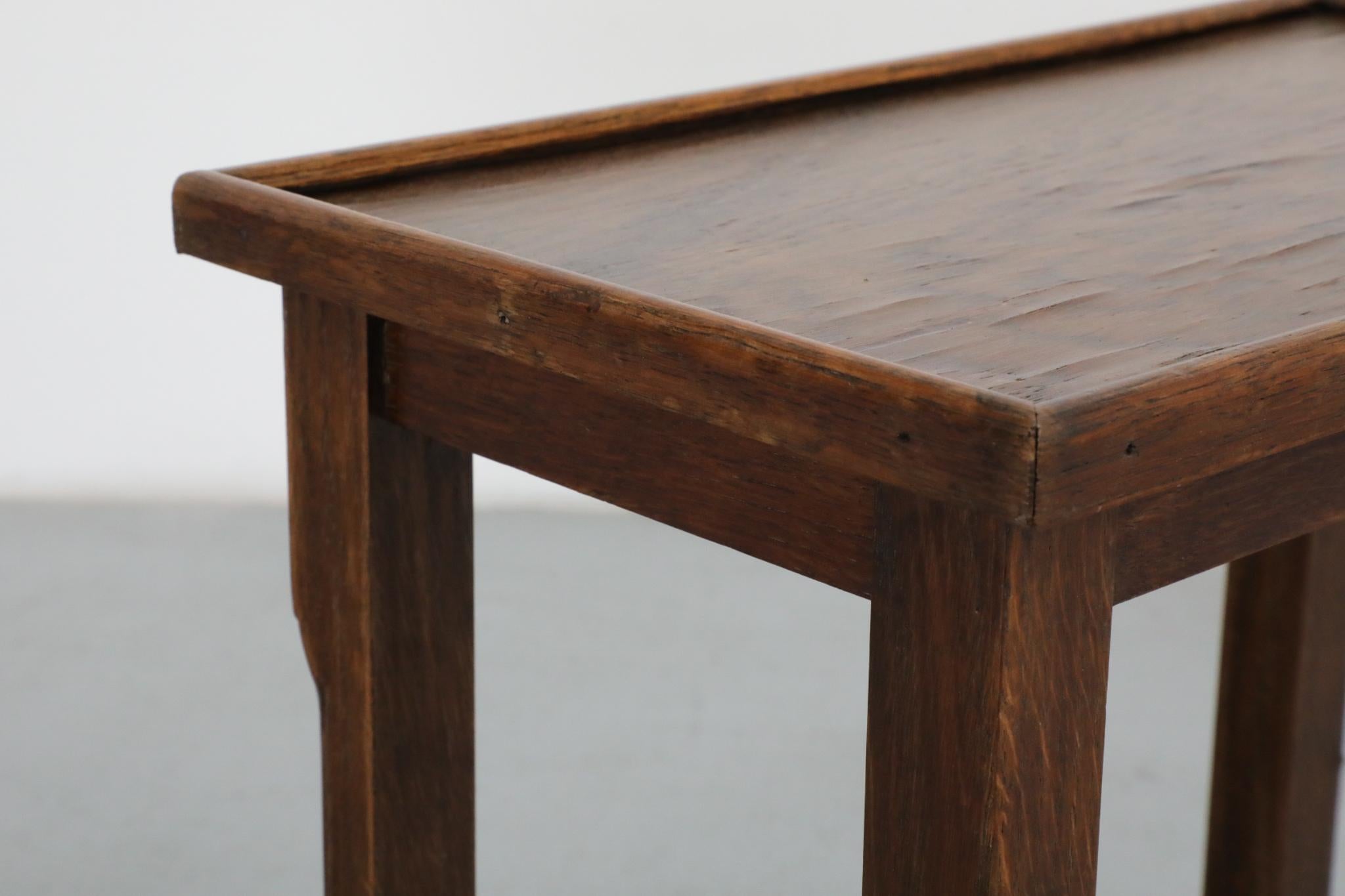 Tables d'appoint en chêne de l'école d'Amsterdam du milieu du siècle avec plateaux encastrés et pieds sculptés en vente 6