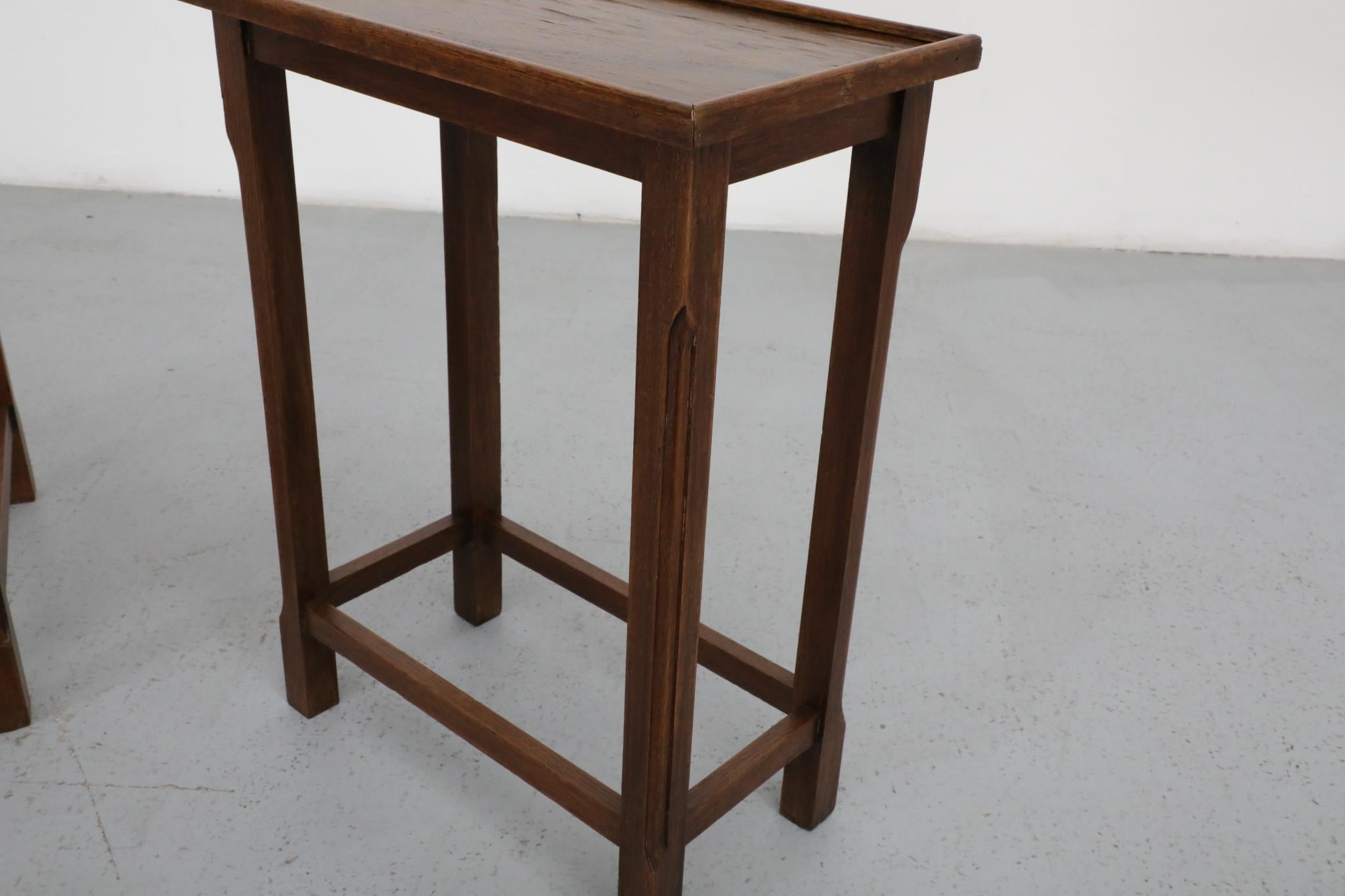 Tables d'appoint en chêne de l'école d'Amsterdam du milieu du siècle avec plateaux encastrés et pieds sculptés en vente 7
