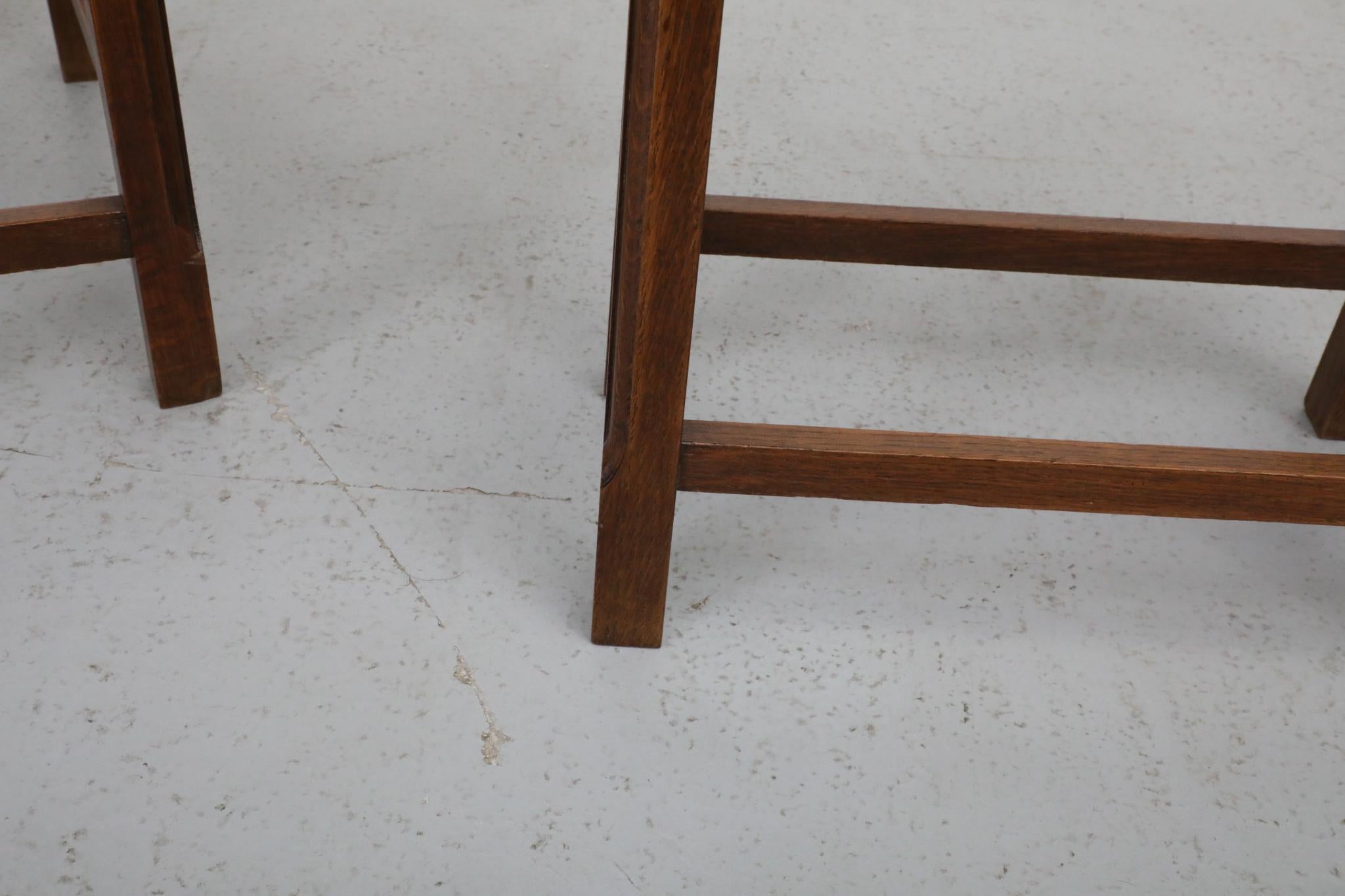 Tables d'appoint en chêne de l'école d'Amsterdam du milieu du siècle avec plateaux encastrés et pieds sculptés en vente 9