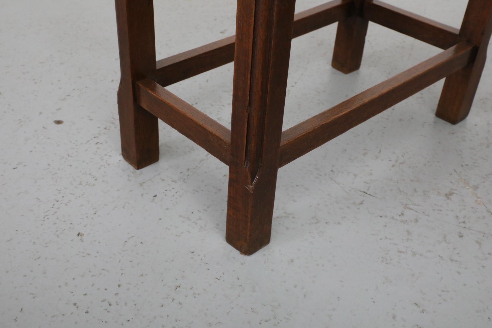 Tables d'appoint en chêne de l'école d'Amsterdam du milieu du siècle avec plateaux encastrés et pieds sculptés en vente 10