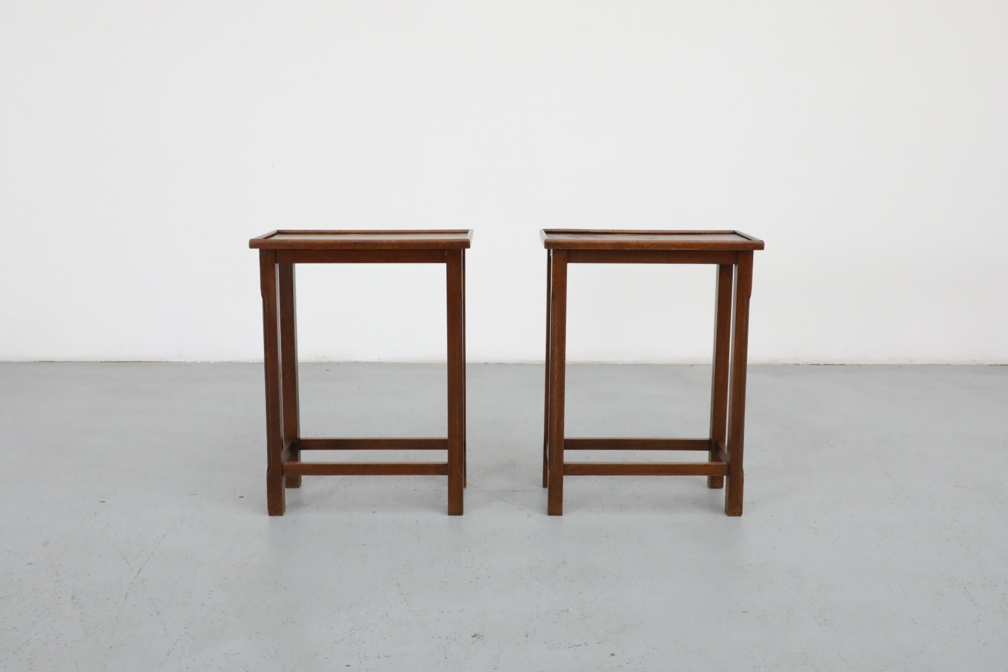 École d'Amsterdam du milieu du siècle - Tables d'appoint en chêne Art déco. Petites tables avec des plateaux encastrés et des pieds sculptés de manière décorative. Légèrement retouchés, ils sont pour la plupart d'origine, avec des traces d'usure
