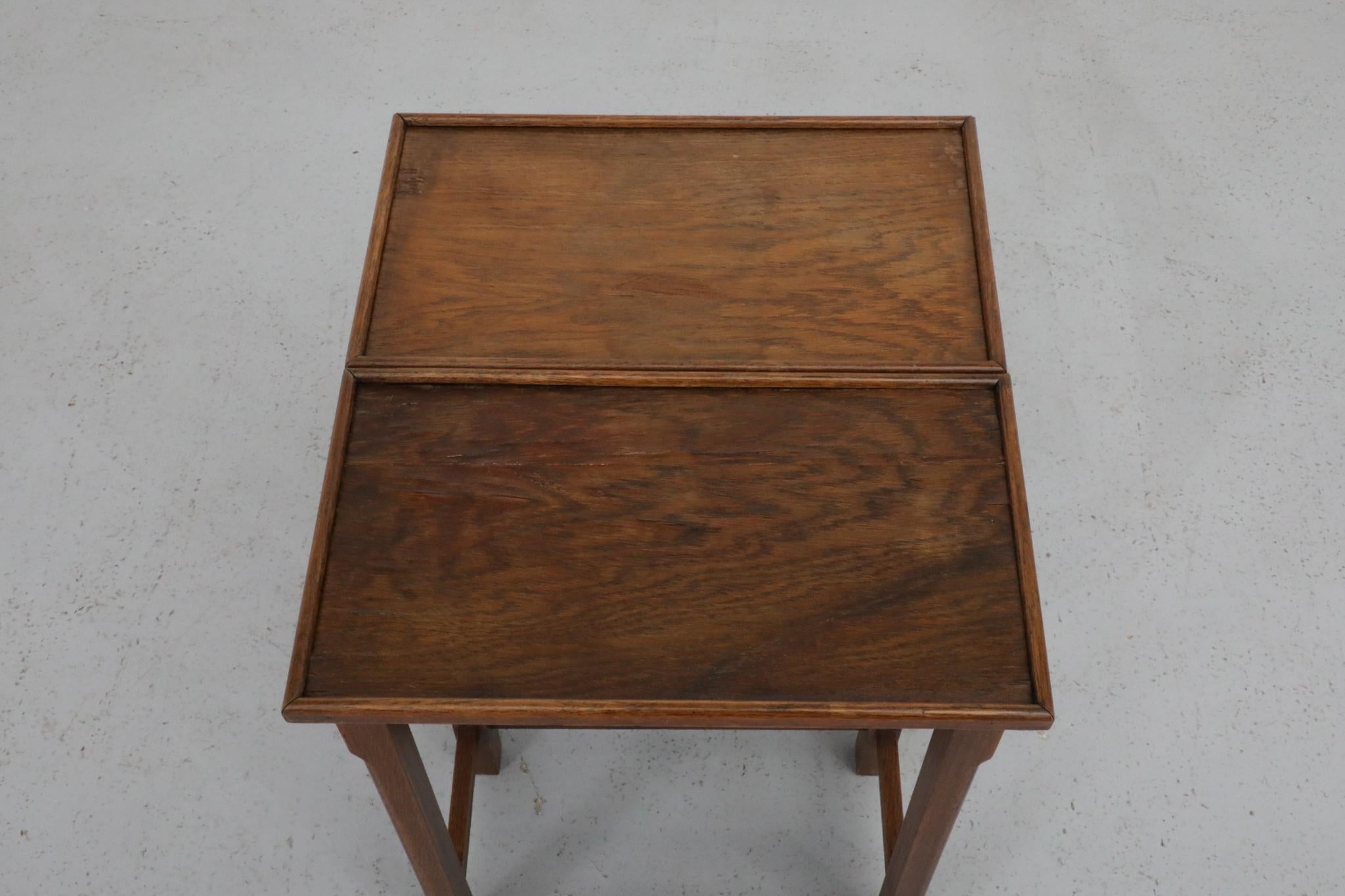 Tables d'appoint en chêne de l'école d'Amsterdam du milieu du siècle avec plateaux encastrés et pieds sculptés en vente 12