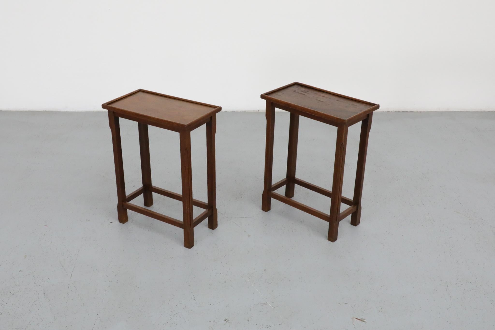 Néerlandais Tables d'appoint en chêne de l'école d'Amsterdam du milieu du siècle avec plateaux encastrés et pieds sculptés en vente