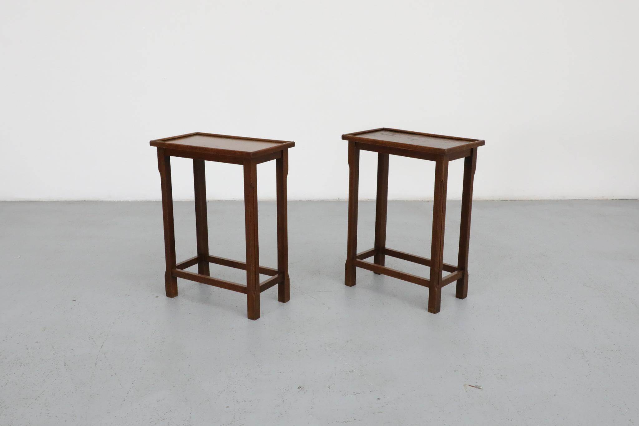 Sculpté Tables d'appoint en chêne de l'école d'Amsterdam du milieu du siècle avec plateaux encastrés et pieds sculptés en vente