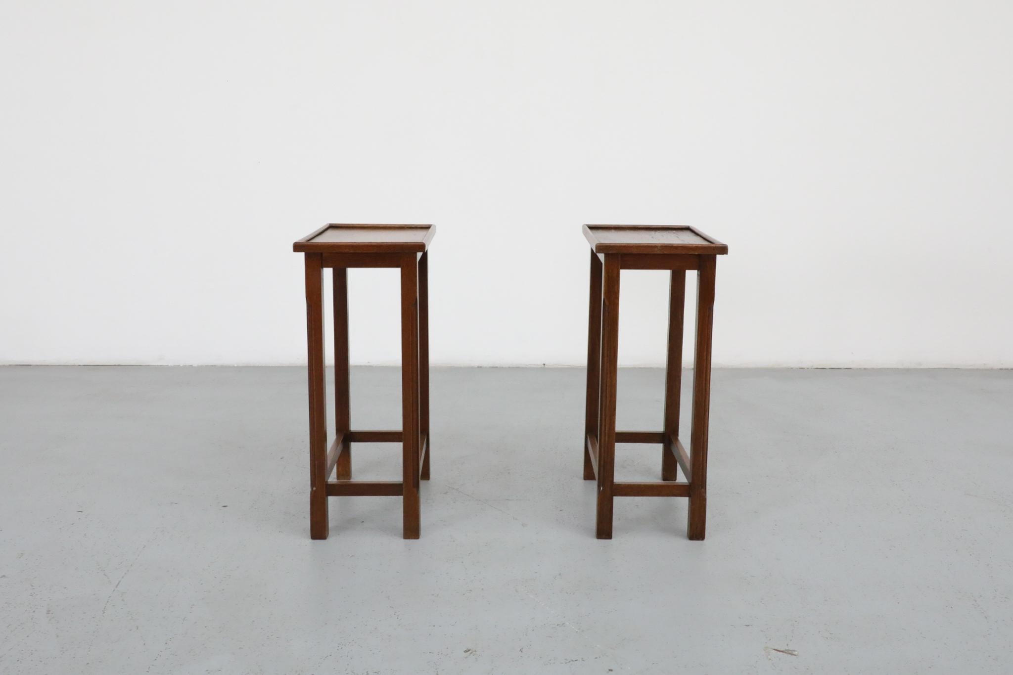Tables d'appoint en chêne de l'école d'Amsterdam du milieu du siècle avec plateaux encastrés et pieds sculptés Bon état - En vente à Los Angeles, CA