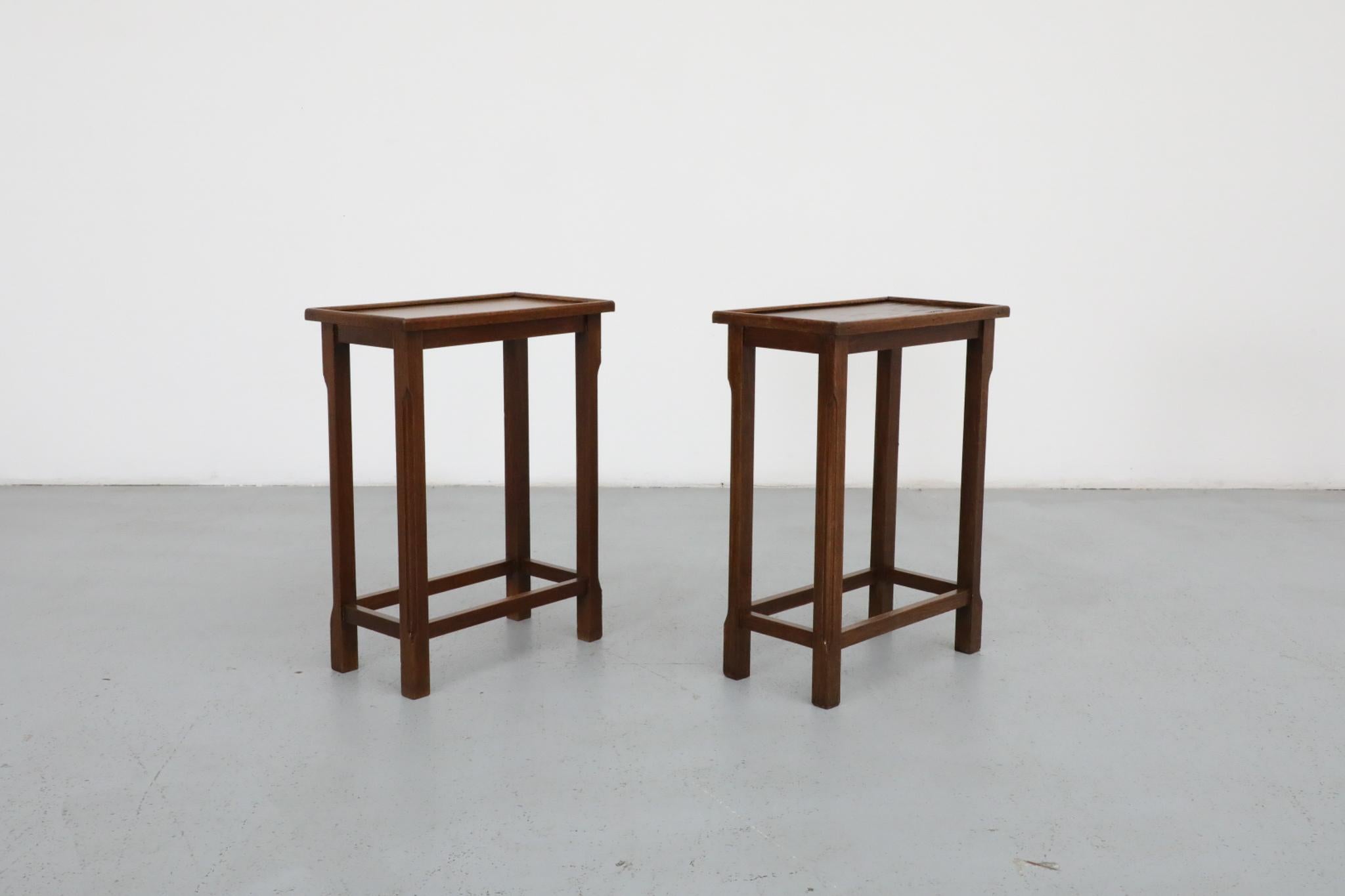 Milieu du XXe siècle Tables d'appoint en chêne de l'école d'Amsterdam du milieu du siècle avec plateaux encastrés et pieds sculptés en vente