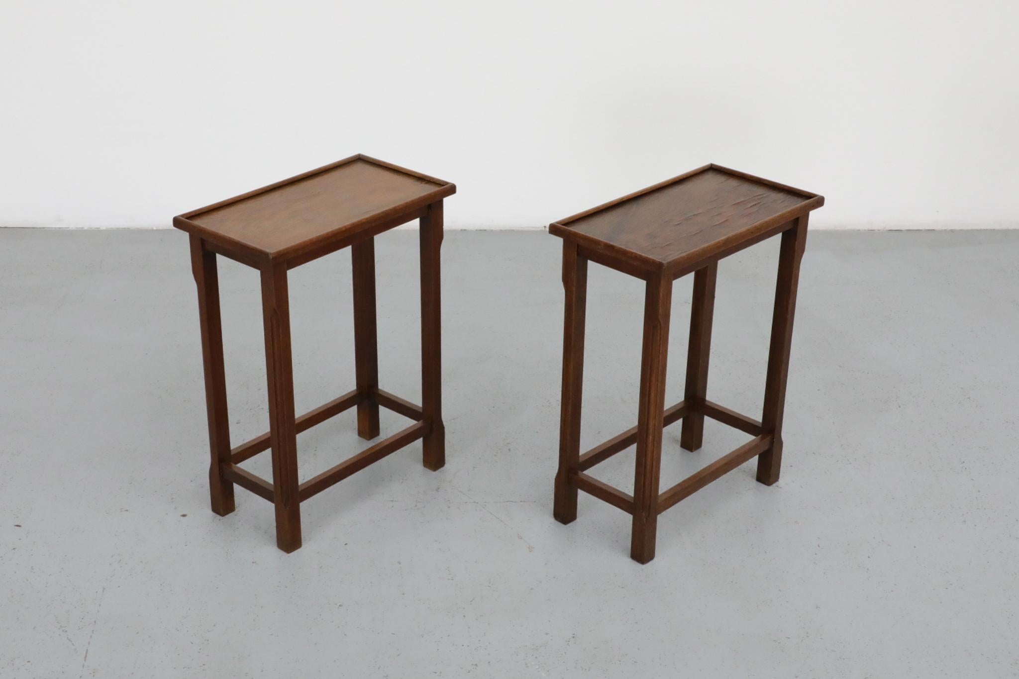 Chêne Tables d'appoint en chêne de l'école d'Amsterdam du milieu du siècle avec plateaux encastrés et pieds sculptés en vente