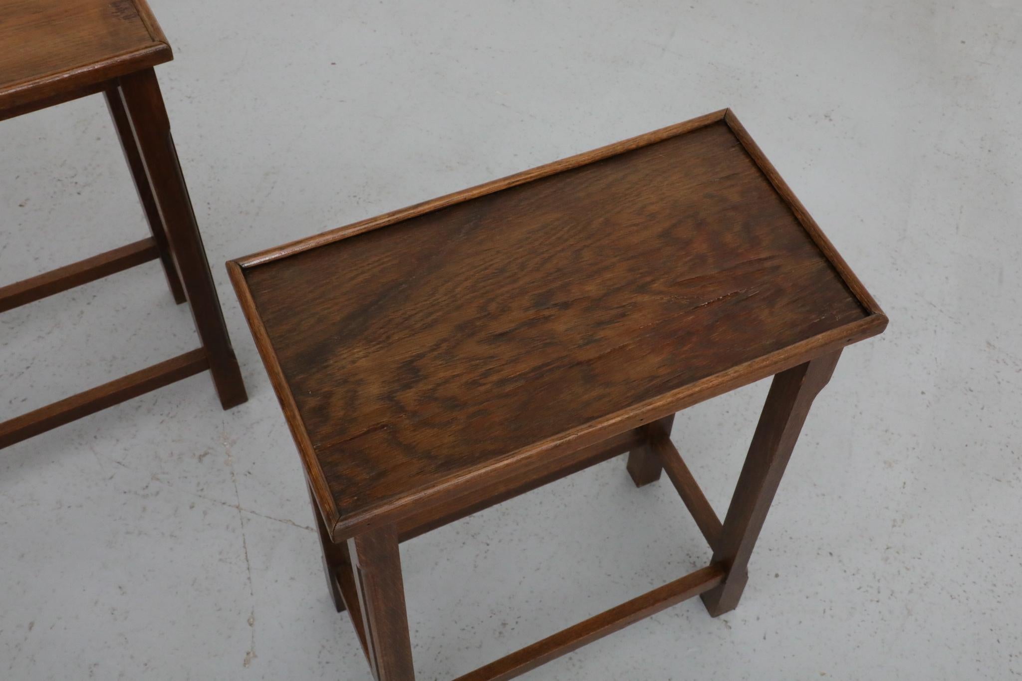 Tables d'appoint en chêne de l'école d'Amsterdam du milieu du siècle avec plateaux encastrés et pieds sculptés en vente 1