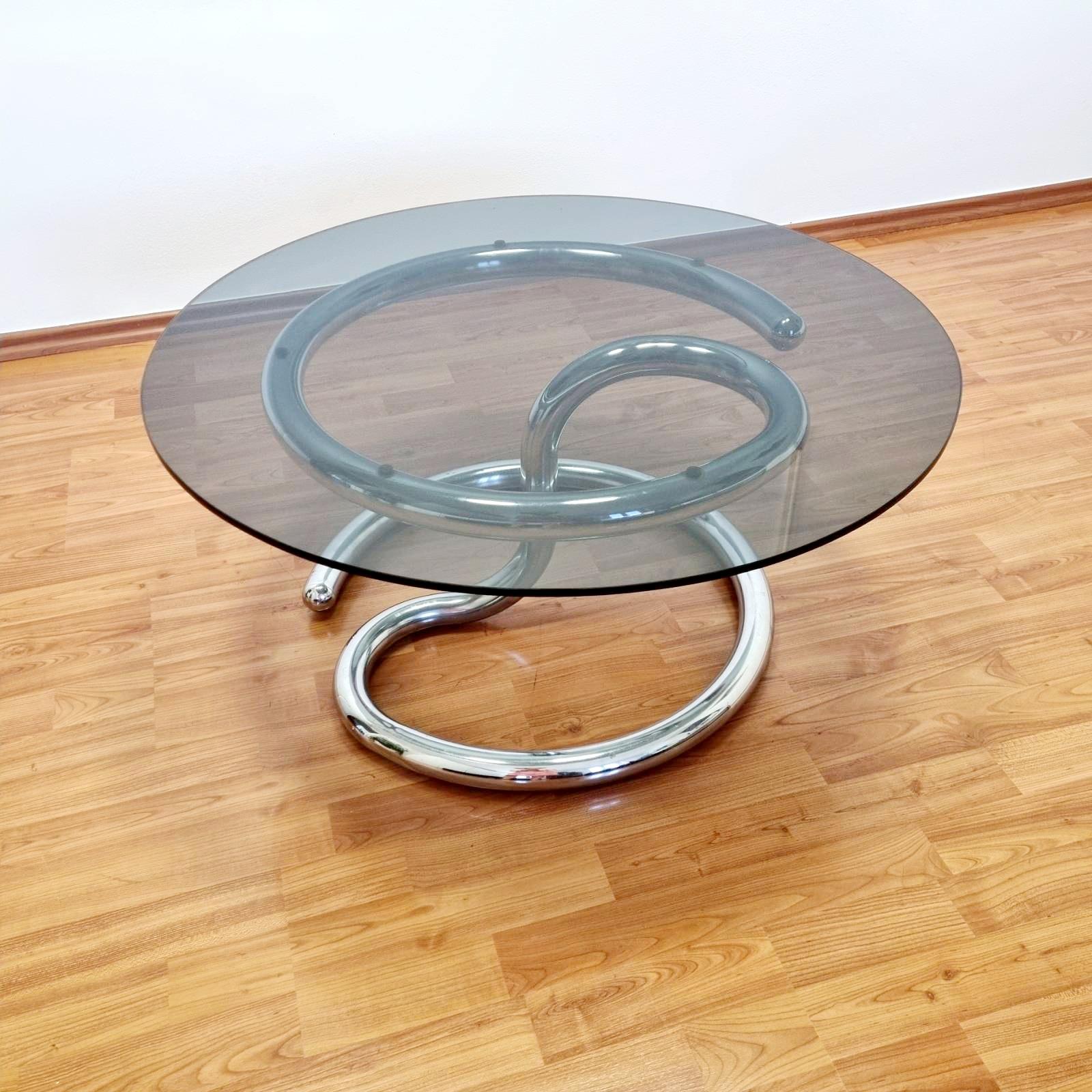Nice Anaconda coffee table, designed by Paul Tuttle for Strässle in the 70s.
In very good condition with minor signs of use on the glass.