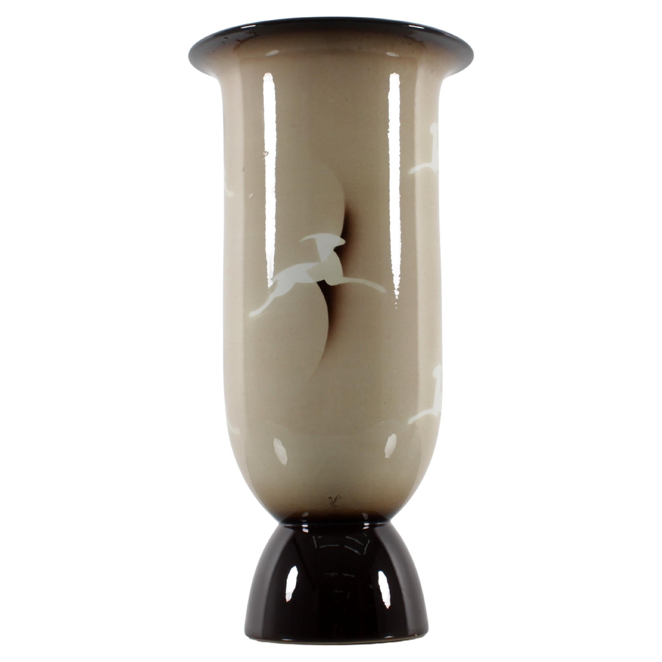 Délicieux grand vase en céramique avec décor peint à l'aérographe. Conçu par Andrea Galvani, produit à Pordenone,
Italie, années 1930. La marque estampillée est présente. Usure conforme à l'âge et à l'utilisation.